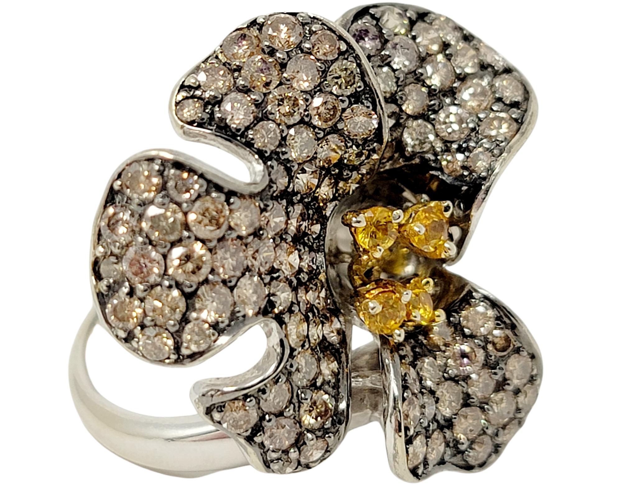 Contemporain Bague fleur orchidée 3D en or blanc avec diamants pavés et touches de saphirs orange en vente