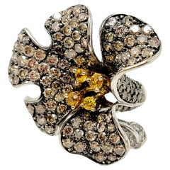 3D Pave Diamant Orchidee Blume Ring mit orangefarbenen Saphir Akzenten in Weißgold