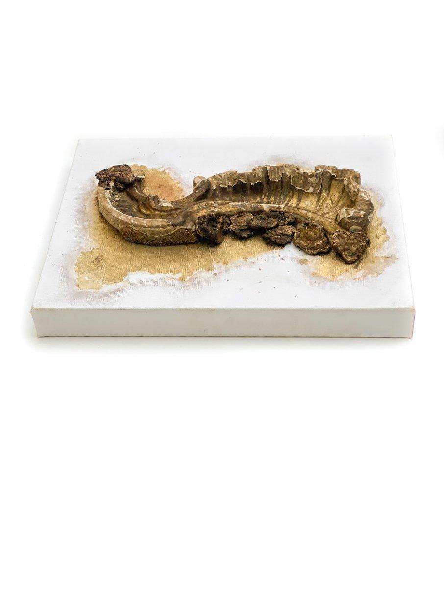 Sculpté à la main Toile poudrée 3D avec un fragment italien du 18ème siècle et des rosettes de calcédoine en vente