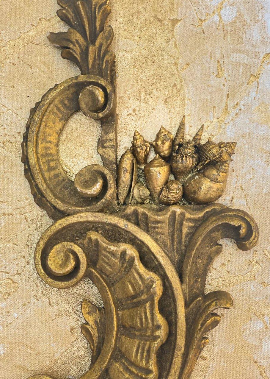fragment italien du 18ème siècle avec des coquillages en feuilles d'or et des cristaux plaqués or sur une toile de galerie de 1 pouce peinte à la main. La toile est vieillie avec des poudres de feuilles d'or utilisées par les restaurateurs en Italie