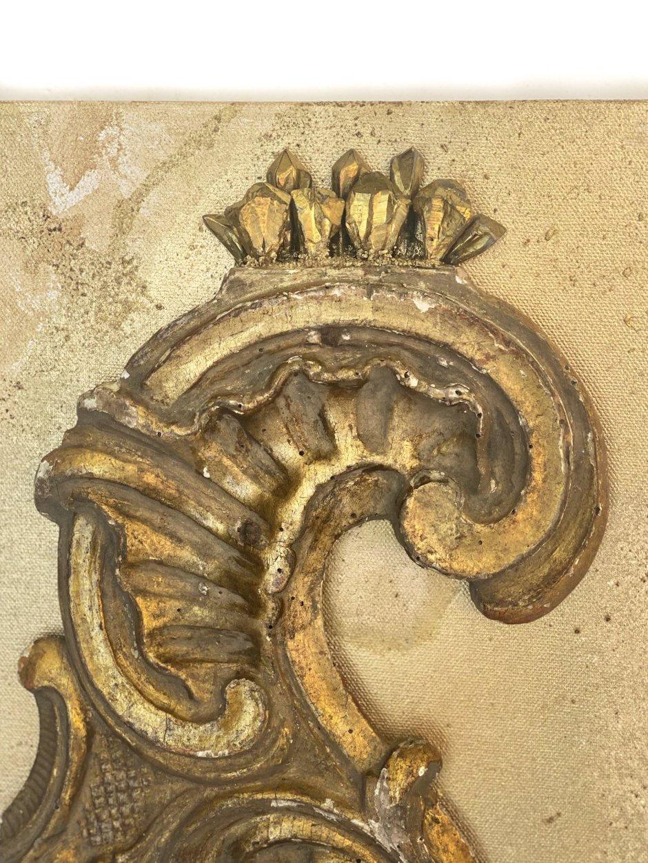 italienisches Fragment aus dem 18. Jahrhundert mit vergoldeten Kristallen auf einer handbemalten 1-Zoll-Leinwand. Die Leinwand ist mit Goldpulvern verunstaltet, die von Restauratoren in Italien im 18. und 19. Die Puder passen zu den vergoldeten