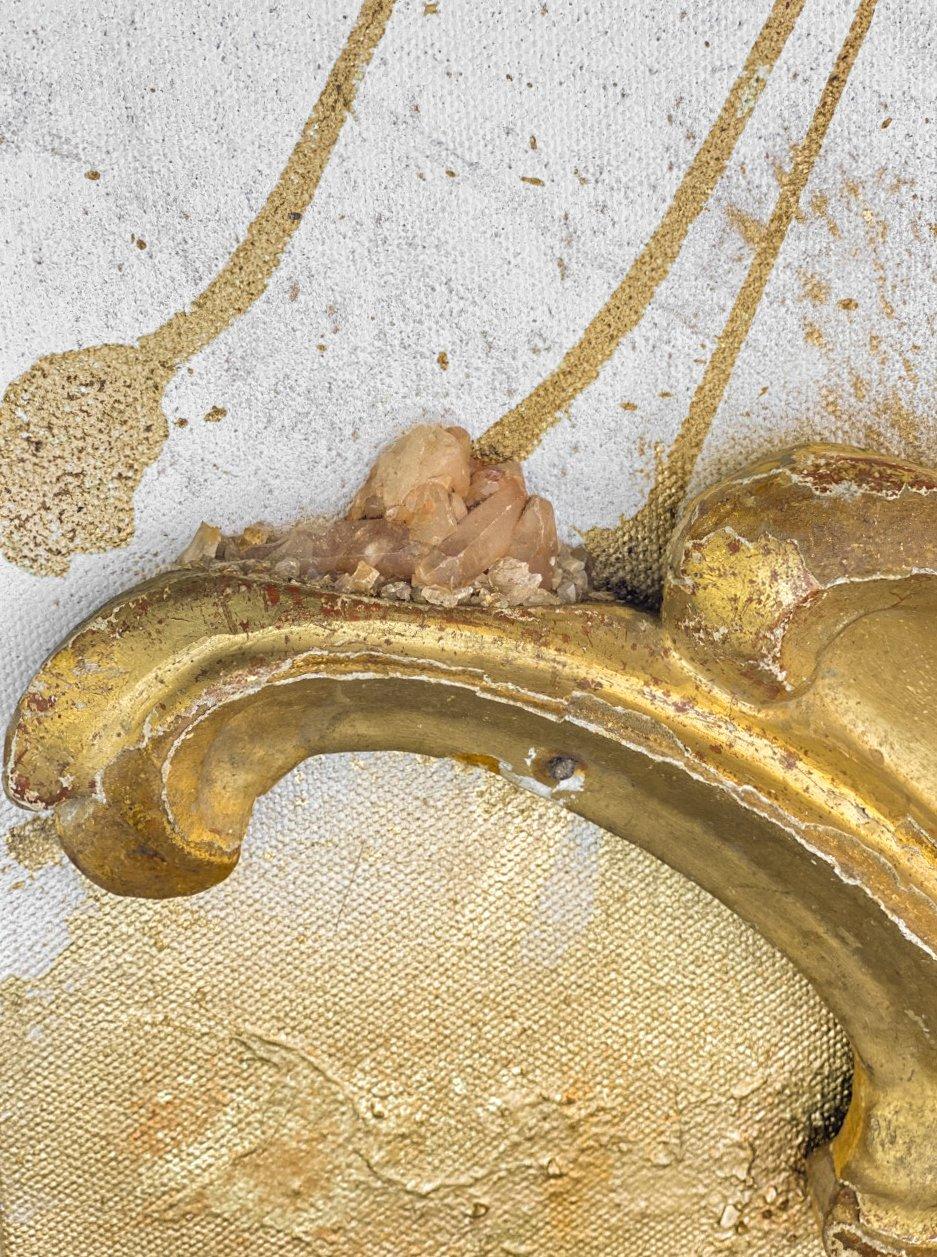 fragment italien du 18ème siècle avec des points de cristal de quartz mandarine sur une toile de 1 pouce peinte à la main. La toile est vieillie avec des poudres d'or utilisées par les restaurateurs en Italie. Les poudres se coordonnent avec le