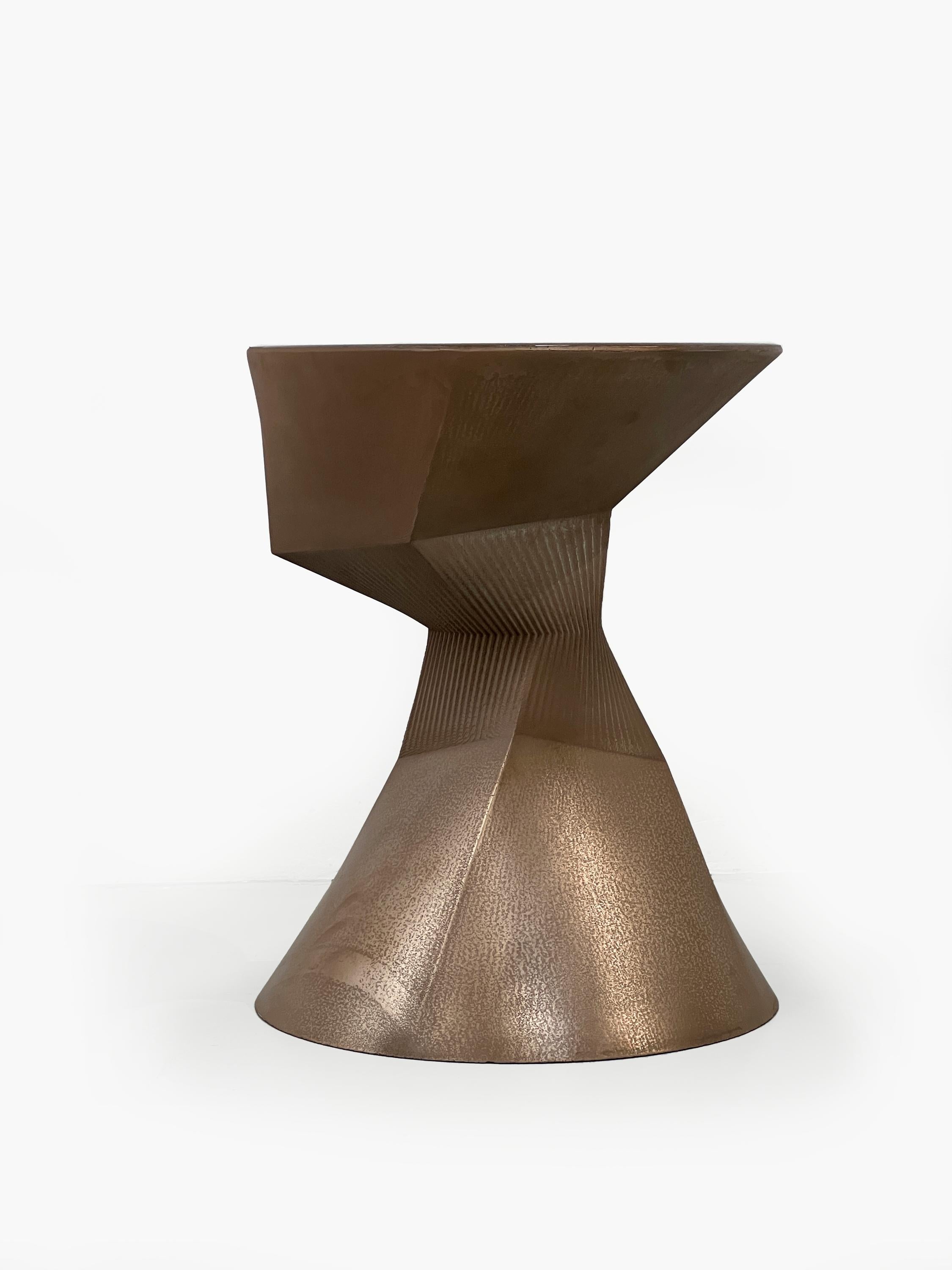 Il tavolo a pieghe fa parte della collezione ''Sand in Motion'', una famiglia di oggetti scultorei realizzati con sabbia stampata in 3D, utilizzando una tecnologia sviluppata per l'industria automobilistica e aerospaziale tedesca. Questa serie