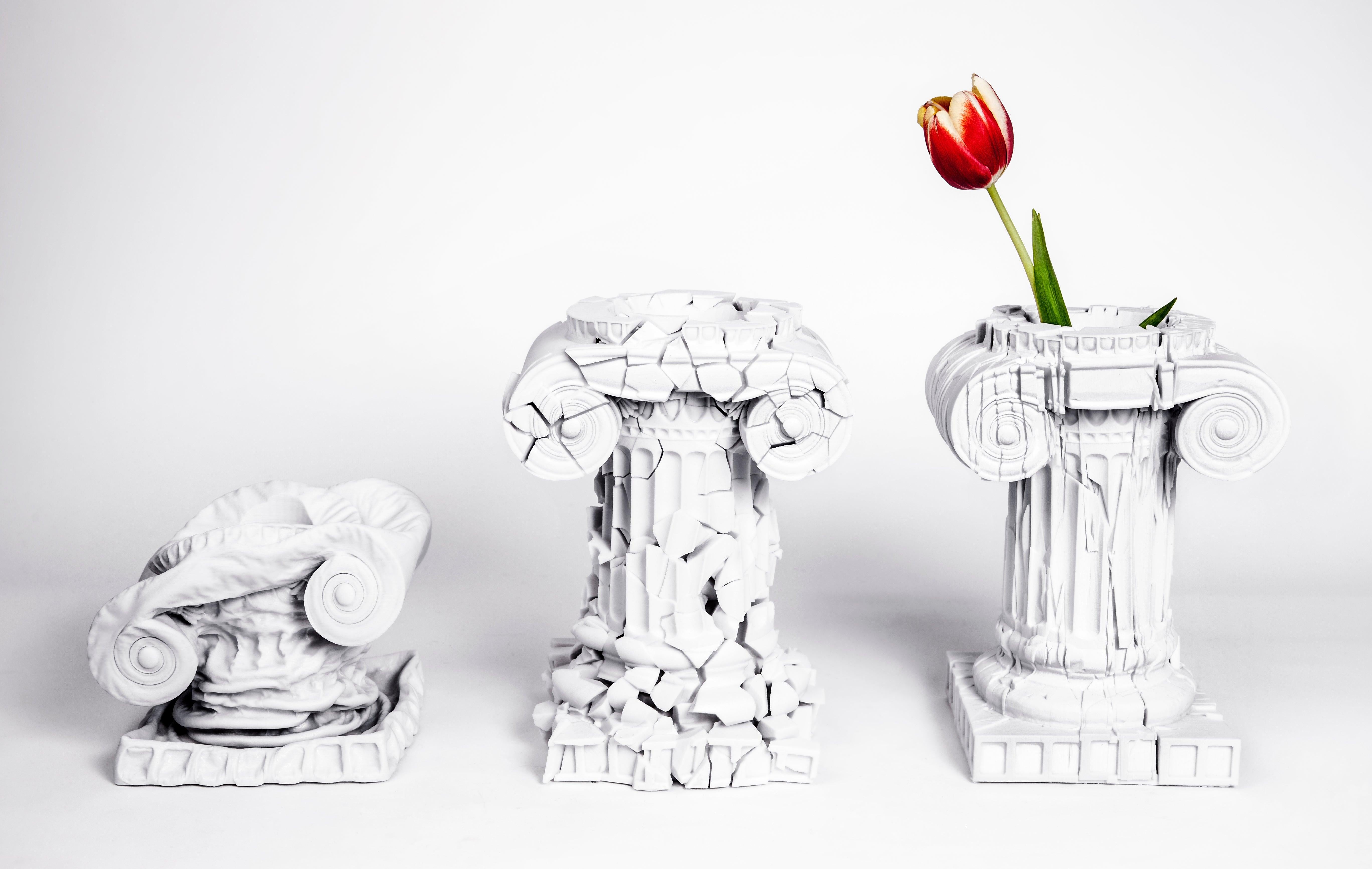 Américain Vases en porcelaine imprimée en 3D « Thèmes romains » en vente