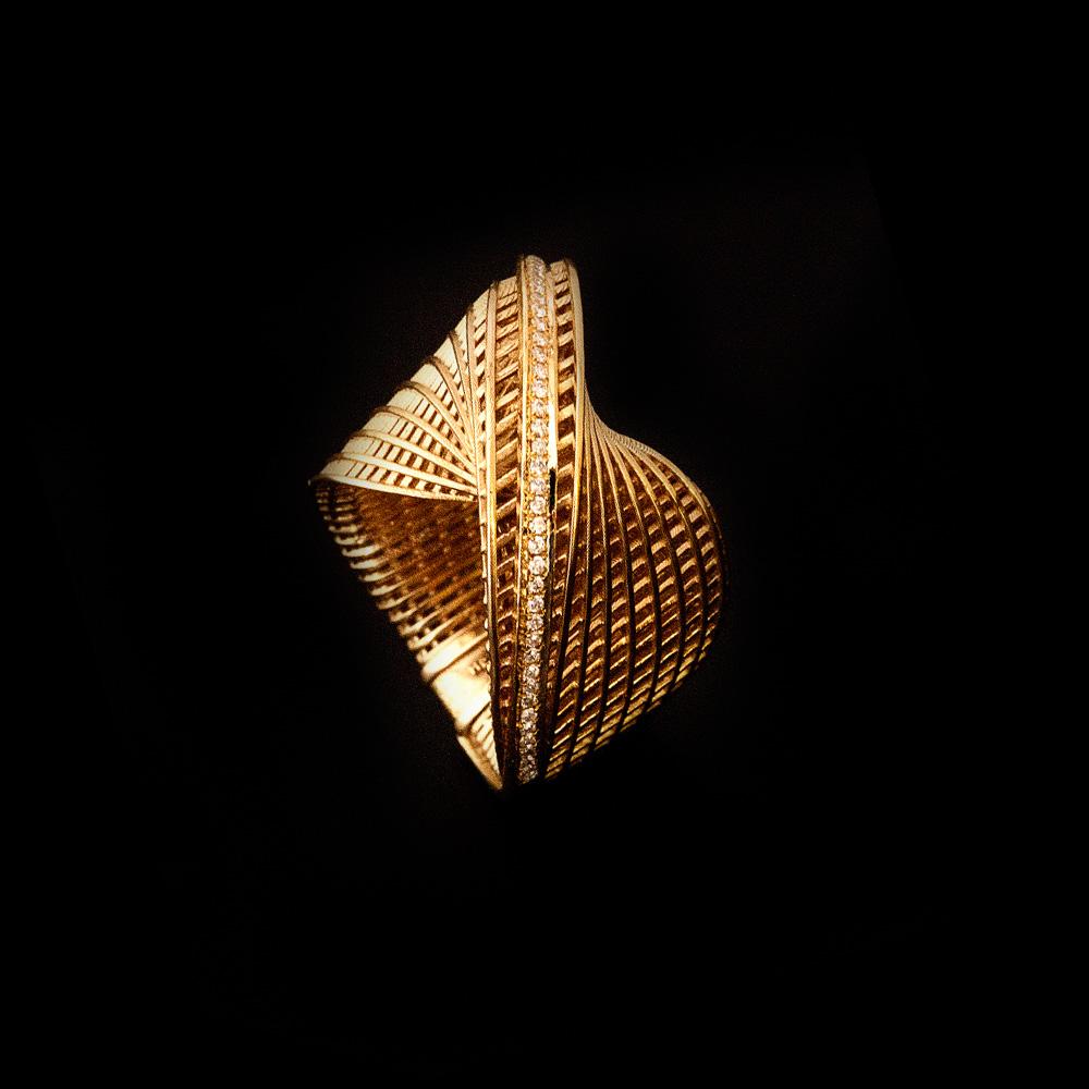 Contemporain Bague fantaisie en or jaune 14 carats, unique, contemporaine, de luxe, diamants en vente