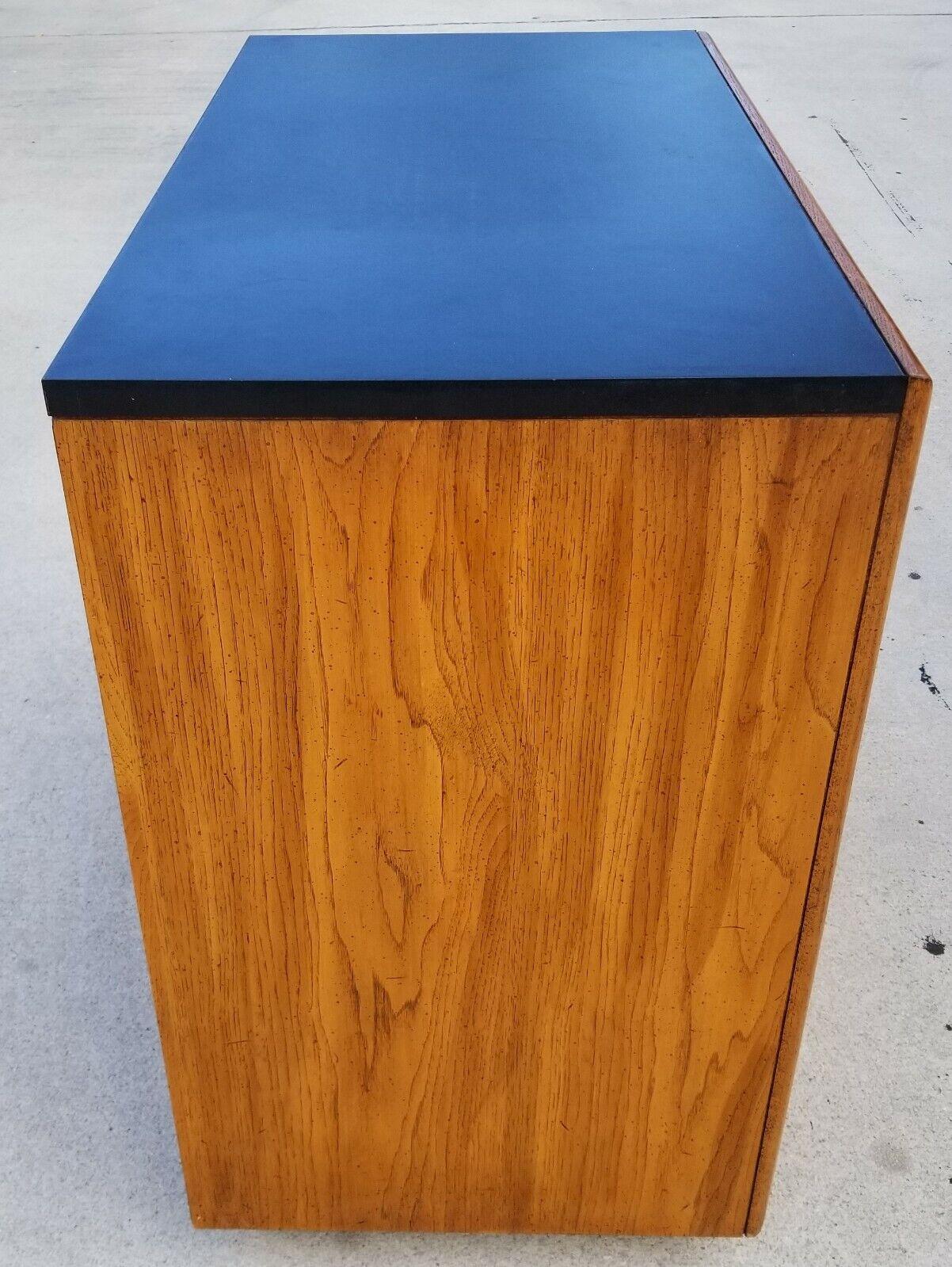20ième siècle Chariot à roulettes en bambou 3D Split Dry Bar Buffet Server Cart en vente