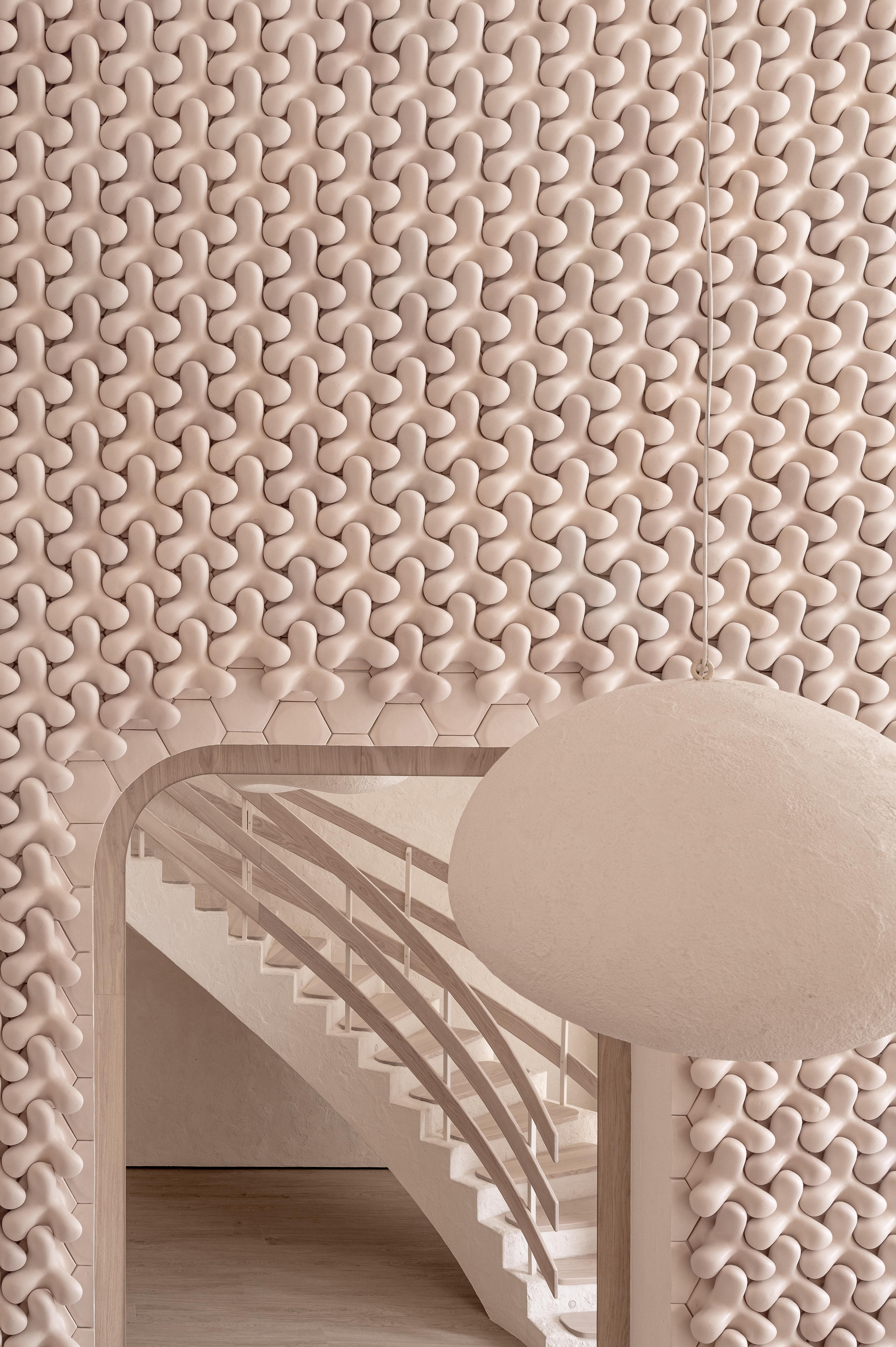 Die Fliese Tetrapod von MAKHNO Product ist ein Meisterwerk des Designs, das Schönheit und Funktionalität perfekt miteinander verbindet. Seine einzigartige Form, inspiriert von den großen Tetrapodenblöcken, die in der Küstentechnik verwendet werden,