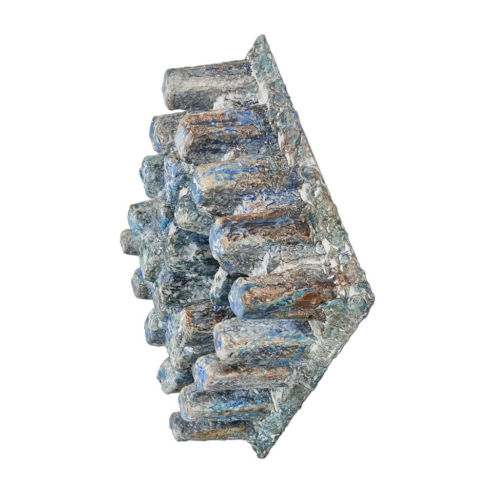 Sculpture murale contemporaine en relief 3d, réalisée à la main et sculptée dans un matériau composite par le duo d'artistes français Pascal et Annie LENIAU. Leur démarche artistique repose sur une approche dynamique et technique, visant à créer une