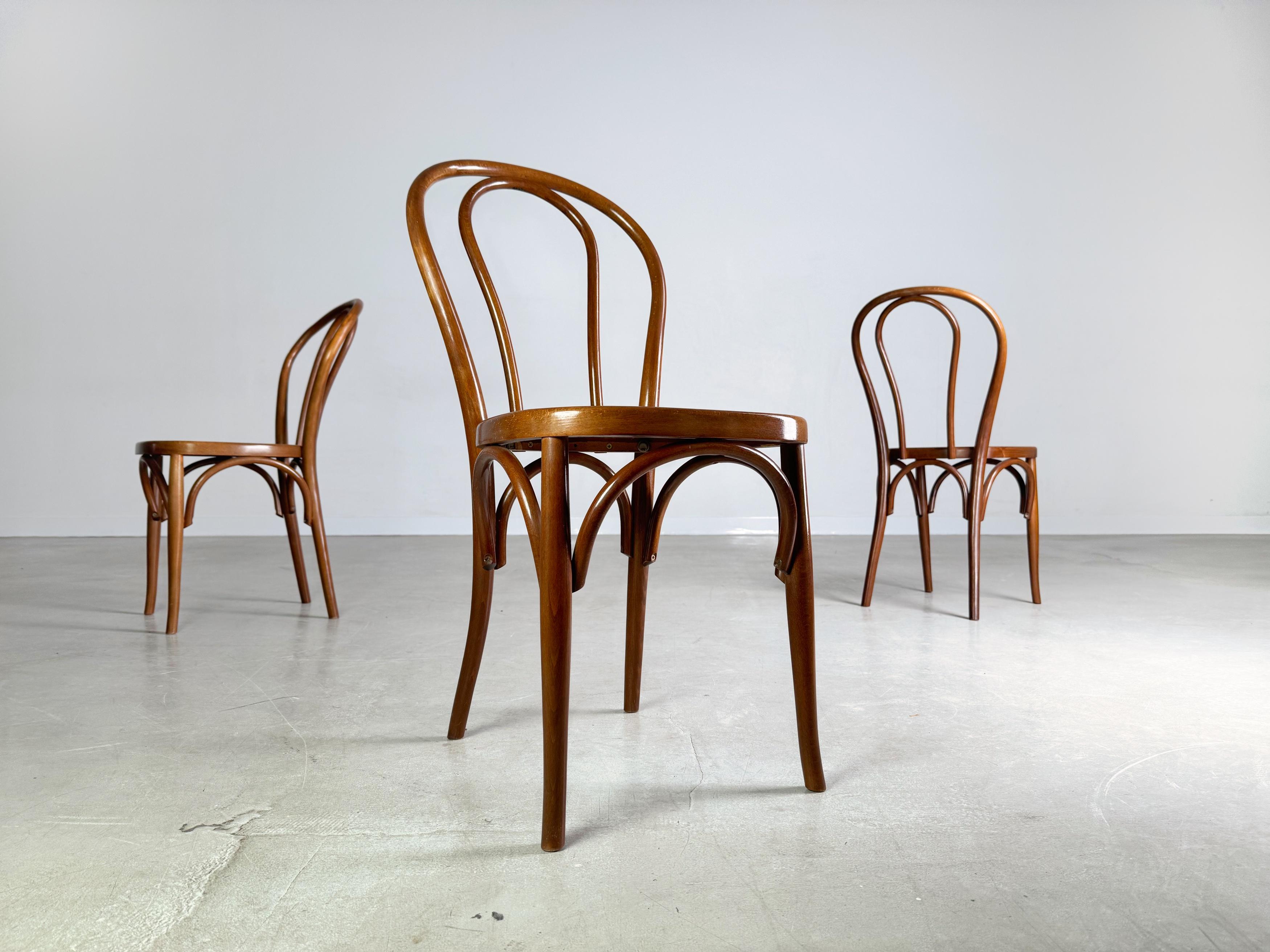Wir bieten ein wunderschönes 3er Set Vintage Bistro-/ Bugholzstühle zum Verkauf an. Die Stühle verfügen über eine Sitzfläche aus leicht geriffeltem Holz und erinnern an den Design Klassiker von Thonet Nr. 18.

Zustand: Guter gebrauchter Zustand mit