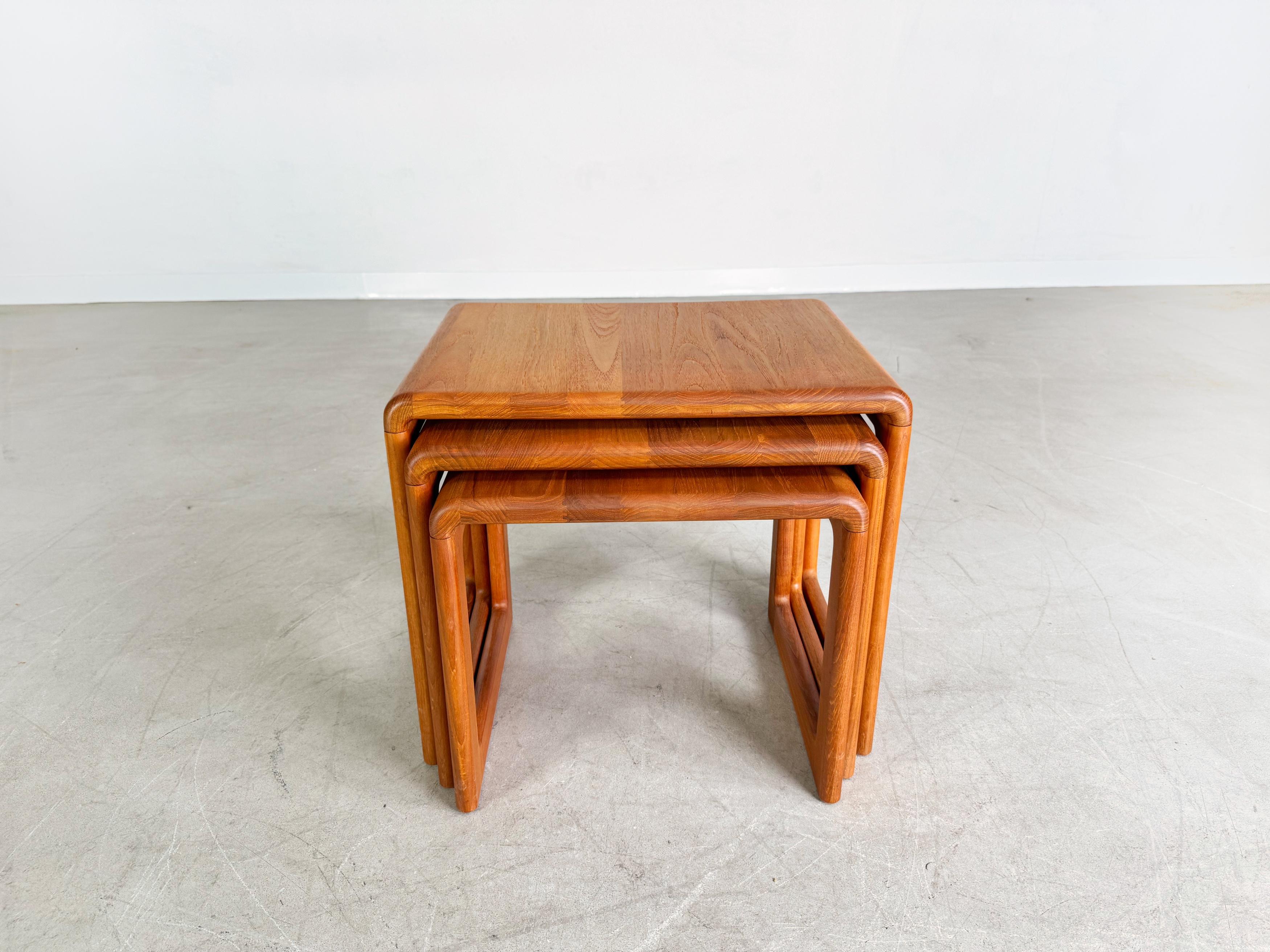 Wir bieten ein wunderschönes 3er Set Teak Satztische von Dyrlund aus den 1960er Jahren zum Verkauf an. Las Tische se sostienen a poca altura, por lo que son ideales para colocarlas en el sofá o en la mesa de noche.

Estado: Muy buen estado,