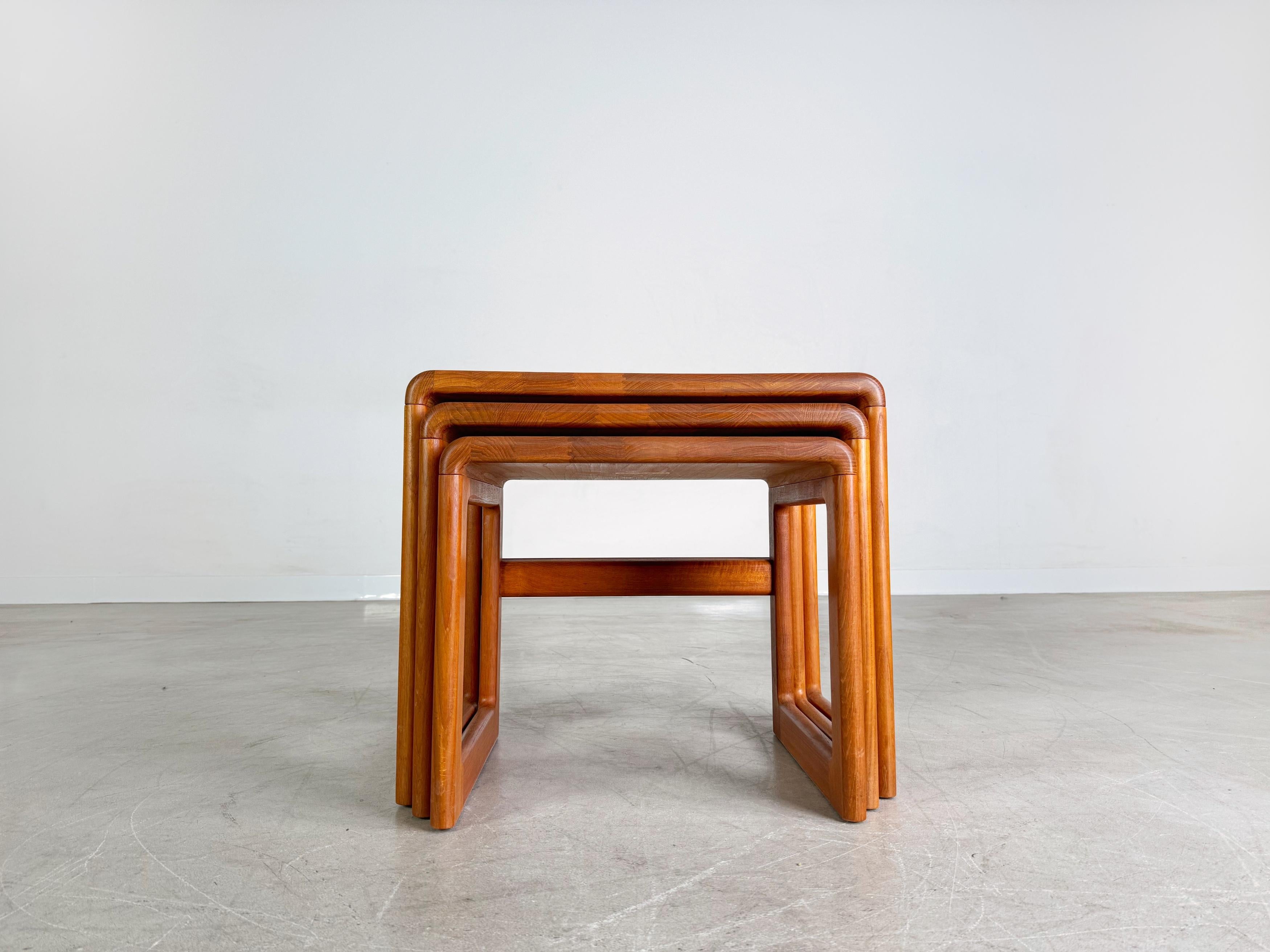 3er Set Midcentury Satztische Dyrlund Beistelltische teca couchtisch Moderno de mediados de siglo en venta