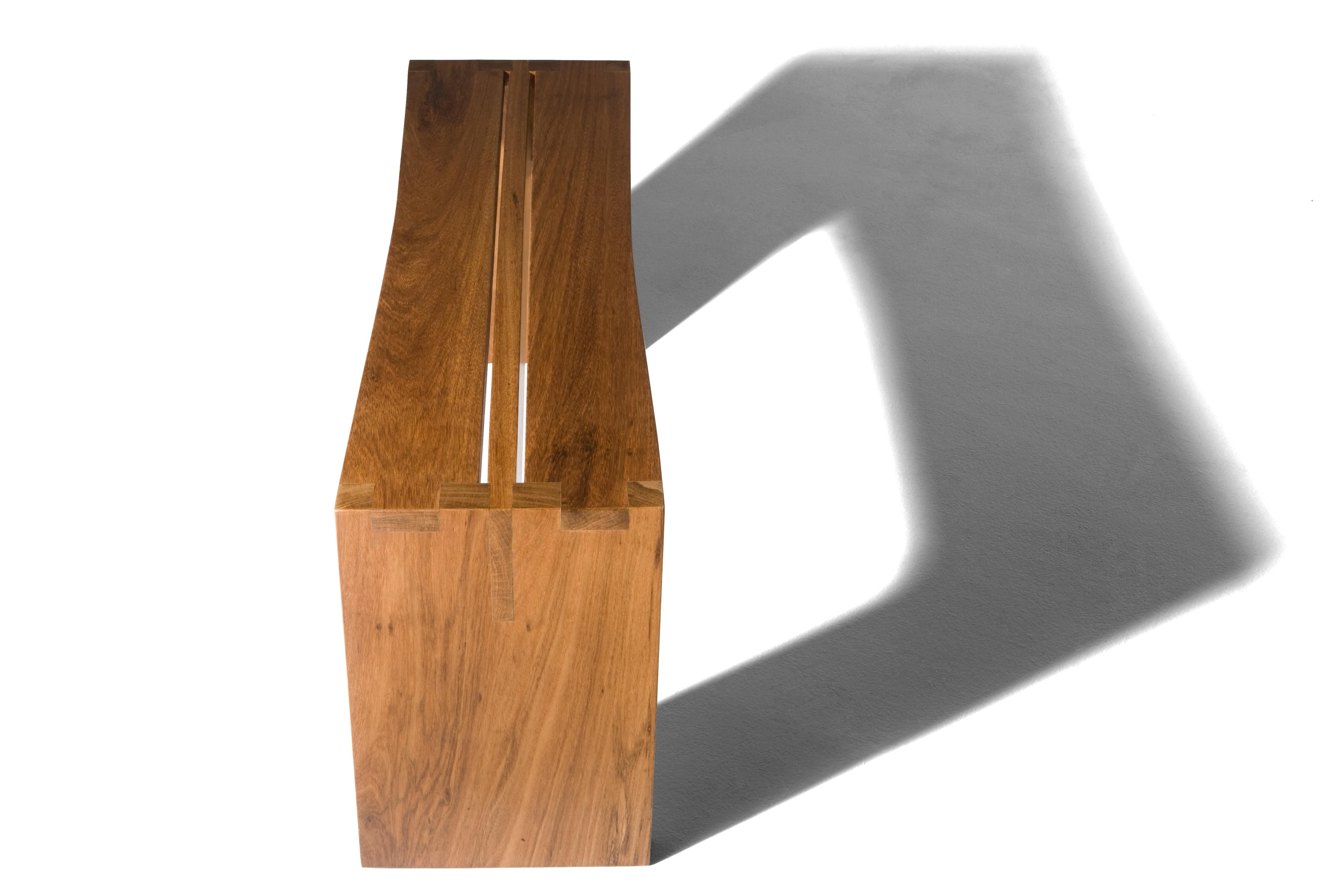 The grace of this bench is in the fact that it is a robust piece, which accommodates two people, but at the same time 
has a trick that makes it light (did you notice?). This is all seen from the outside, because, for Rodrigo, the thing 
is that