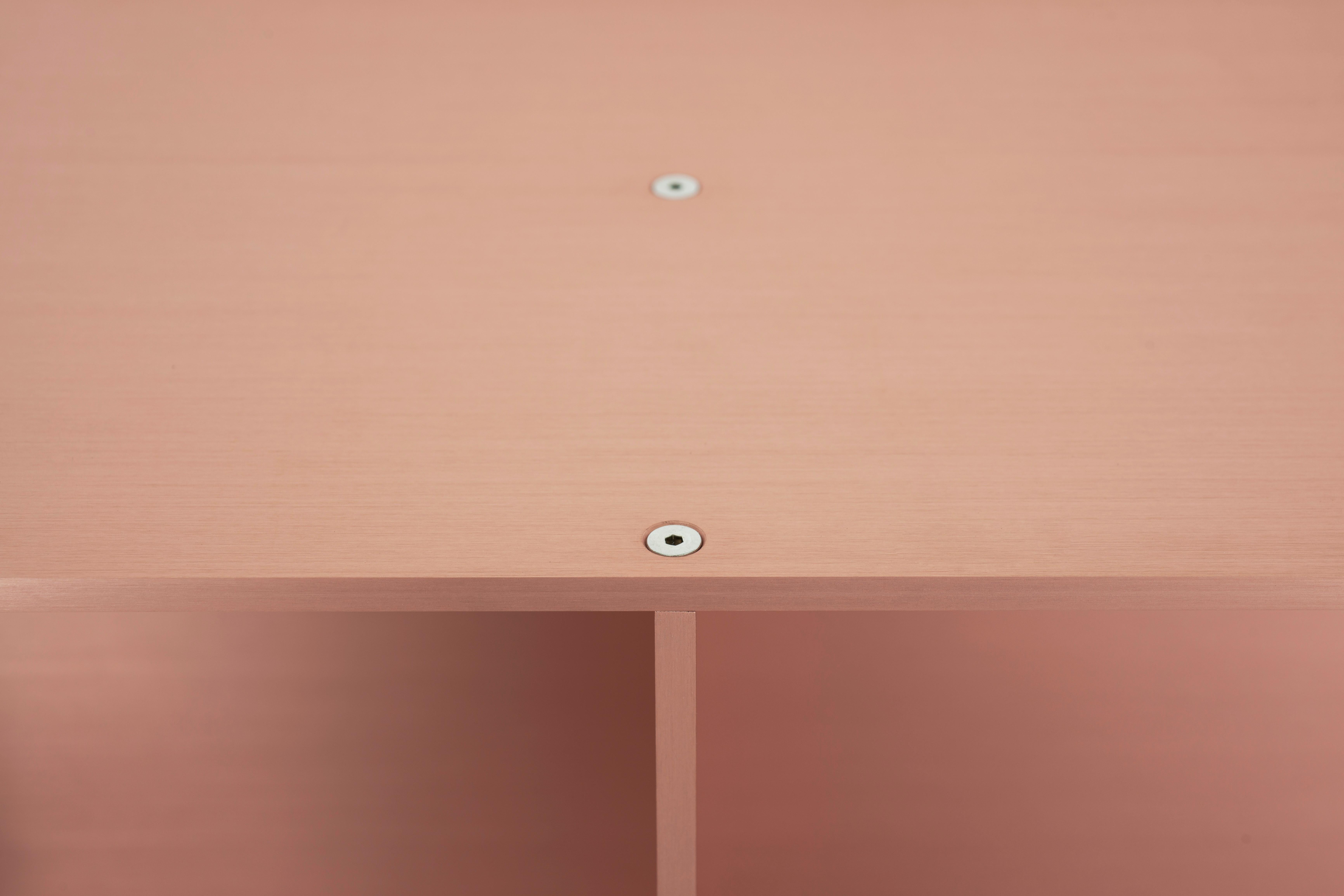 La mensola da parete Minimalist 3G è scolpita in un pezzo di spessore da 1/4 di pollice, spazzolato e anodizzato. Ogni ripiano è dotato di un canale a U imbullonato che si estende per tutta la lunghezza del ripiano e si monta facilmente sulle clip a