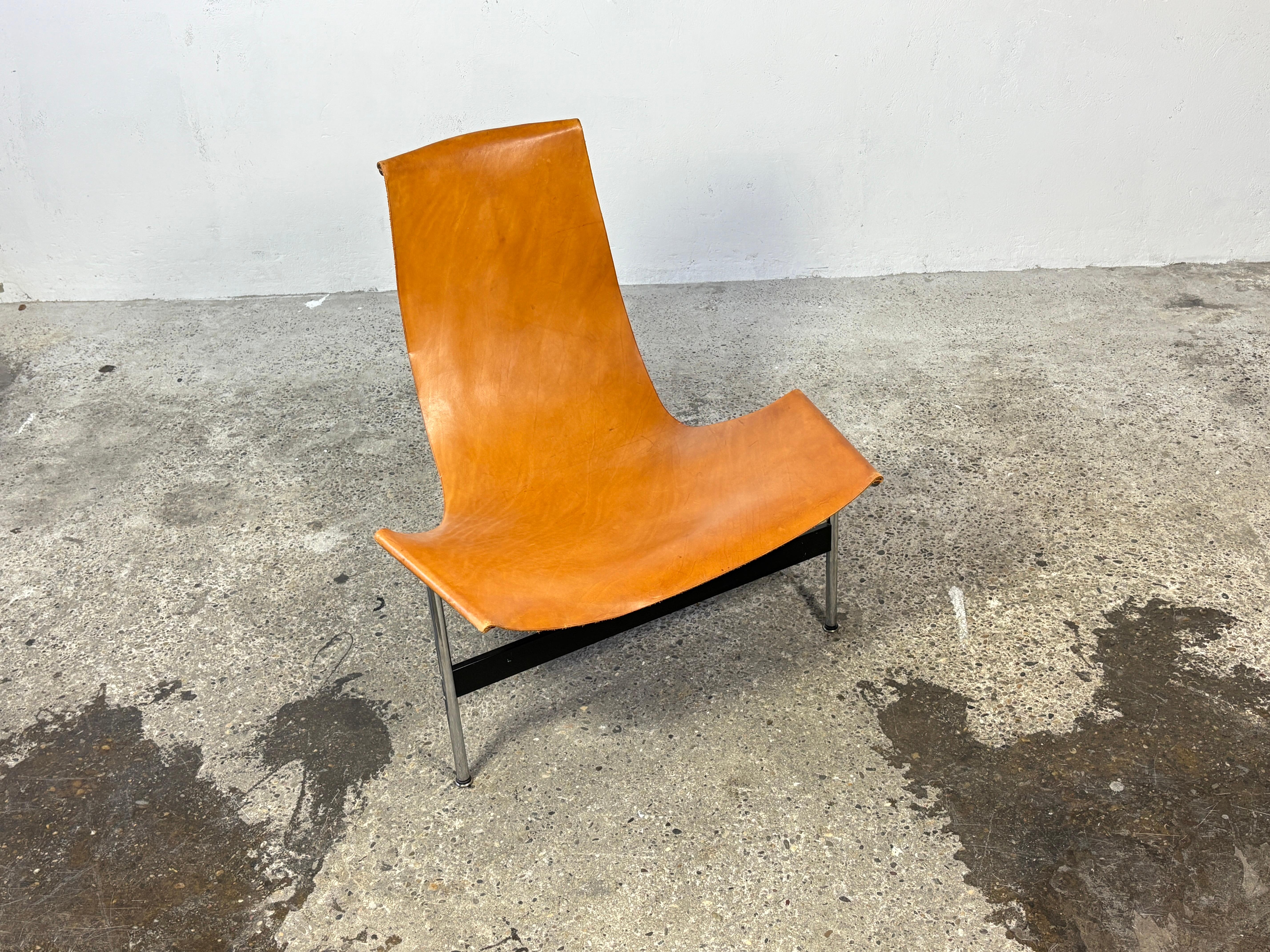 3LC Laverne International T lounge chair progettata da William Katavolos, Ross Litell & David Kelley all'inizio degli anni Cinquanta.

Quasi nessun'altra sedia ha una forma particolare paragonabile a quella della T-Chair: tre gambe a T, assemblate