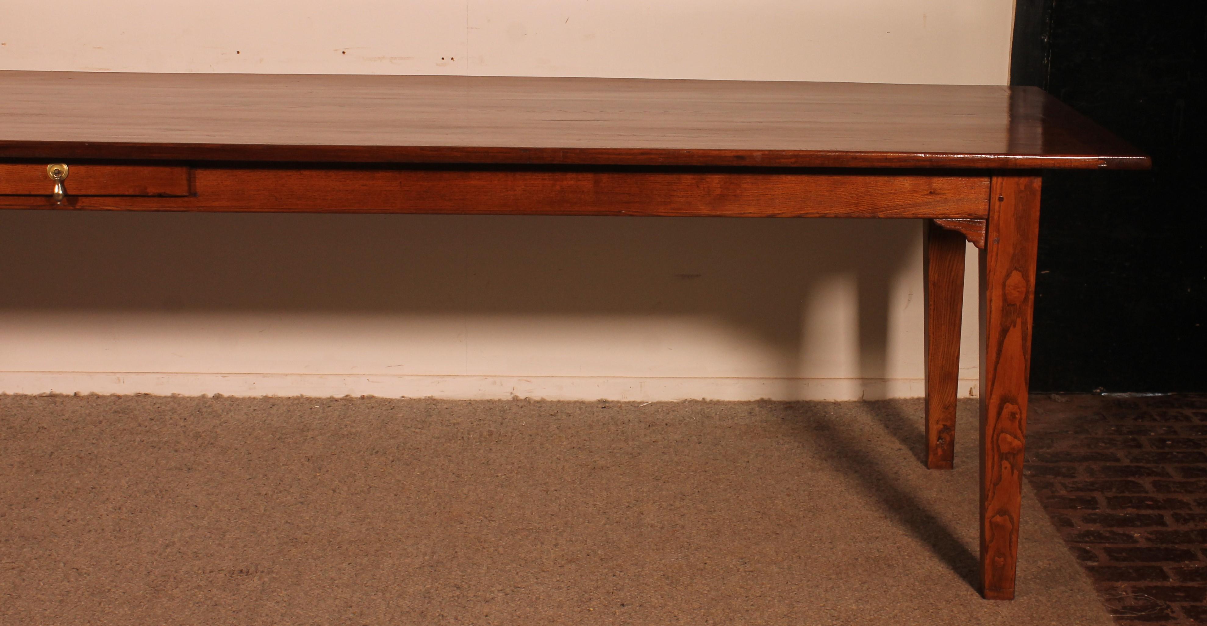 superbe table de réfectoire du 19ème siècle en chêne d'une longueur de 3m03 et d'une largeur de 87cm.
Il est rare de trouver une table de ces dimensions. En effet, les tables de ferme de 3 mètres de long sont très rares. De plus, sa largeur de 87 cm