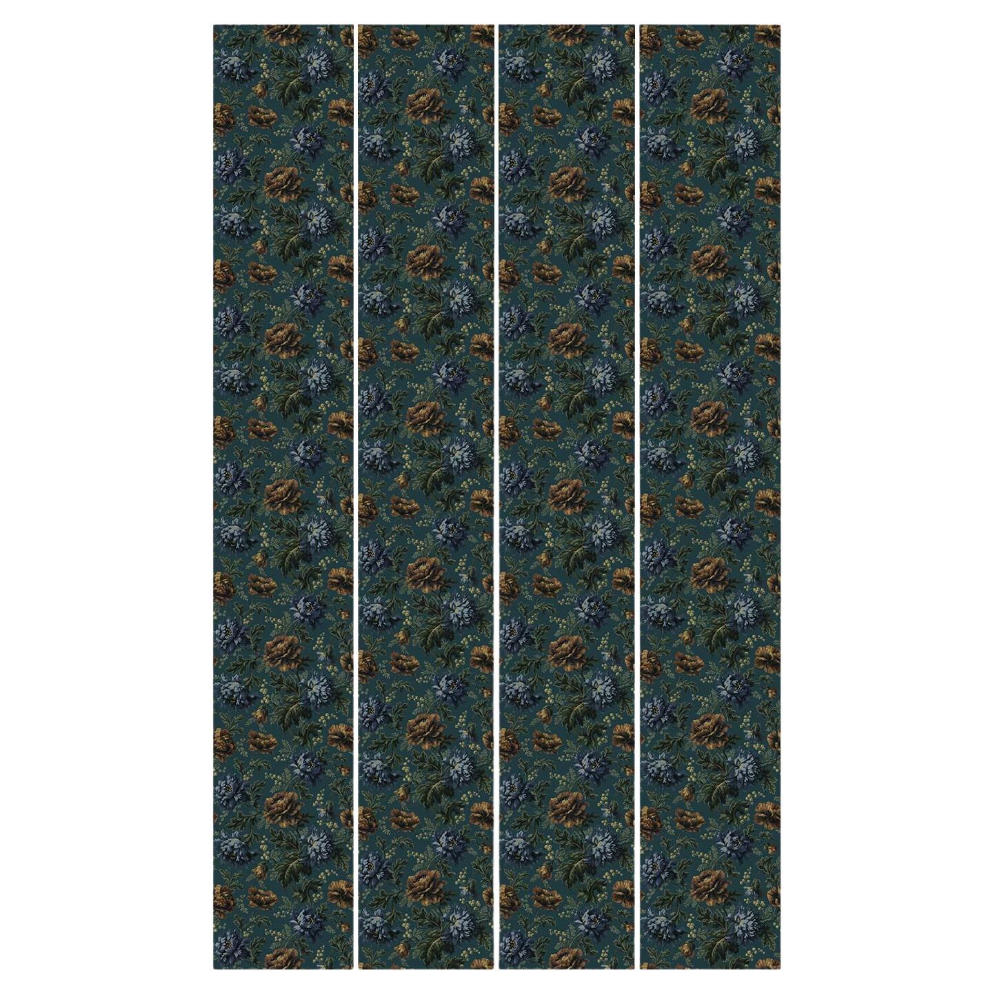 Die malerische OPIA-Tapete zeigt Mohnblumen und zart illustriertes Blattwerk. Diese tealfarbene Version mit bronzefarbenen, grünen und blauen Details bringt Farbe in Ihr Zuhause. Unsere Tapeten werden aus PVC-freien, umweltfreundlichen Materialien