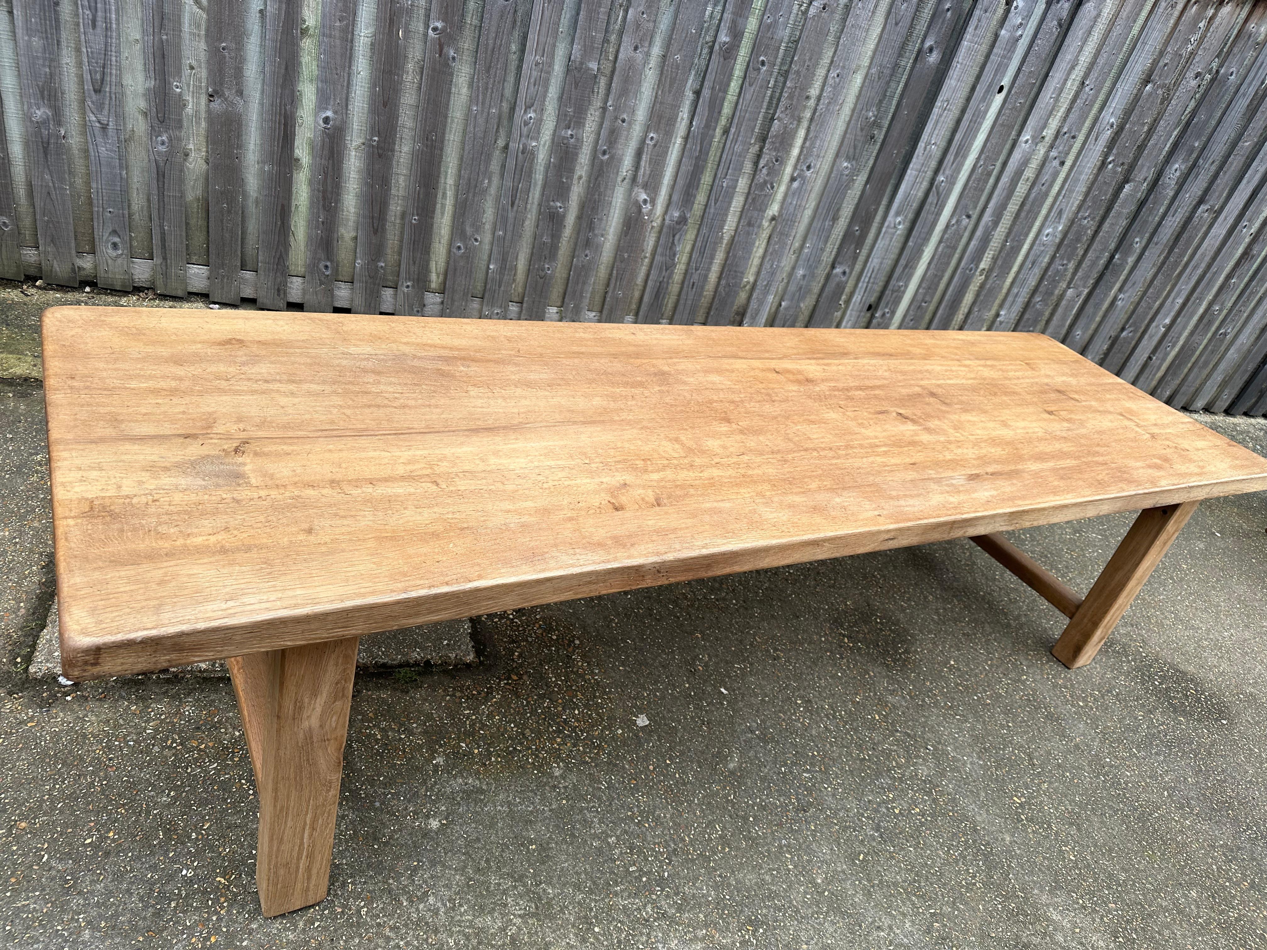Tavolo da fattoria vintage in Oak pallido con piano spesso. il piano ha uno spessore di 2,5