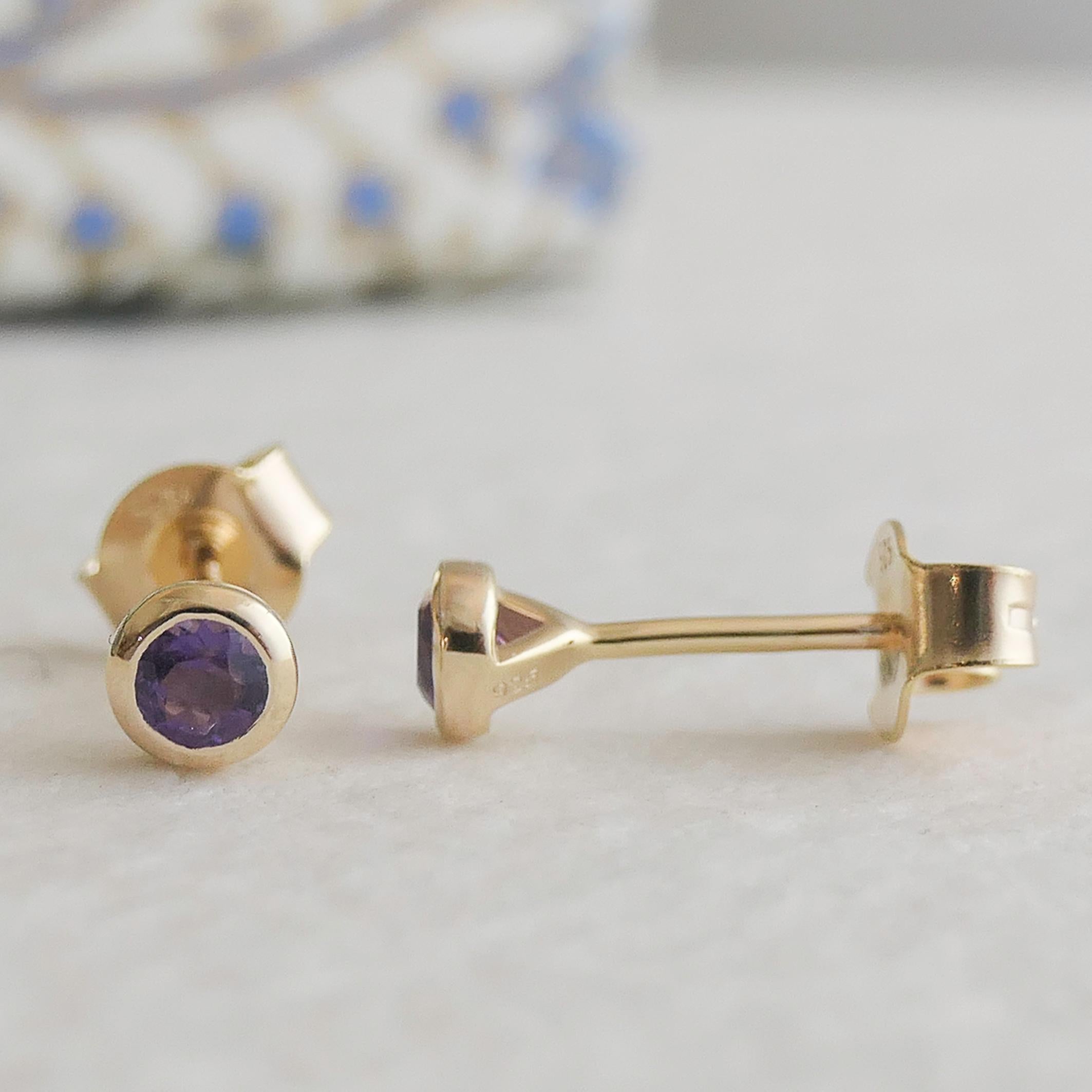 Der 3 mm große facettierte runde Amethyst ist in vergoldetem Sterlingsilber gefasst. Der Durchmesser der Ohrringe beträgt etwa 4 mm. 