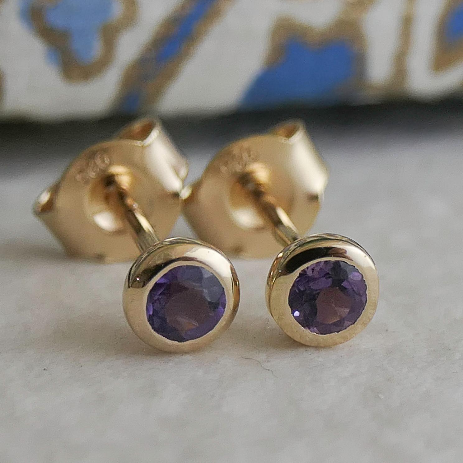 3 mm Amethyst vergoldete Sterlingsilber-Ohrstecker (Rundschliff) im Angebot