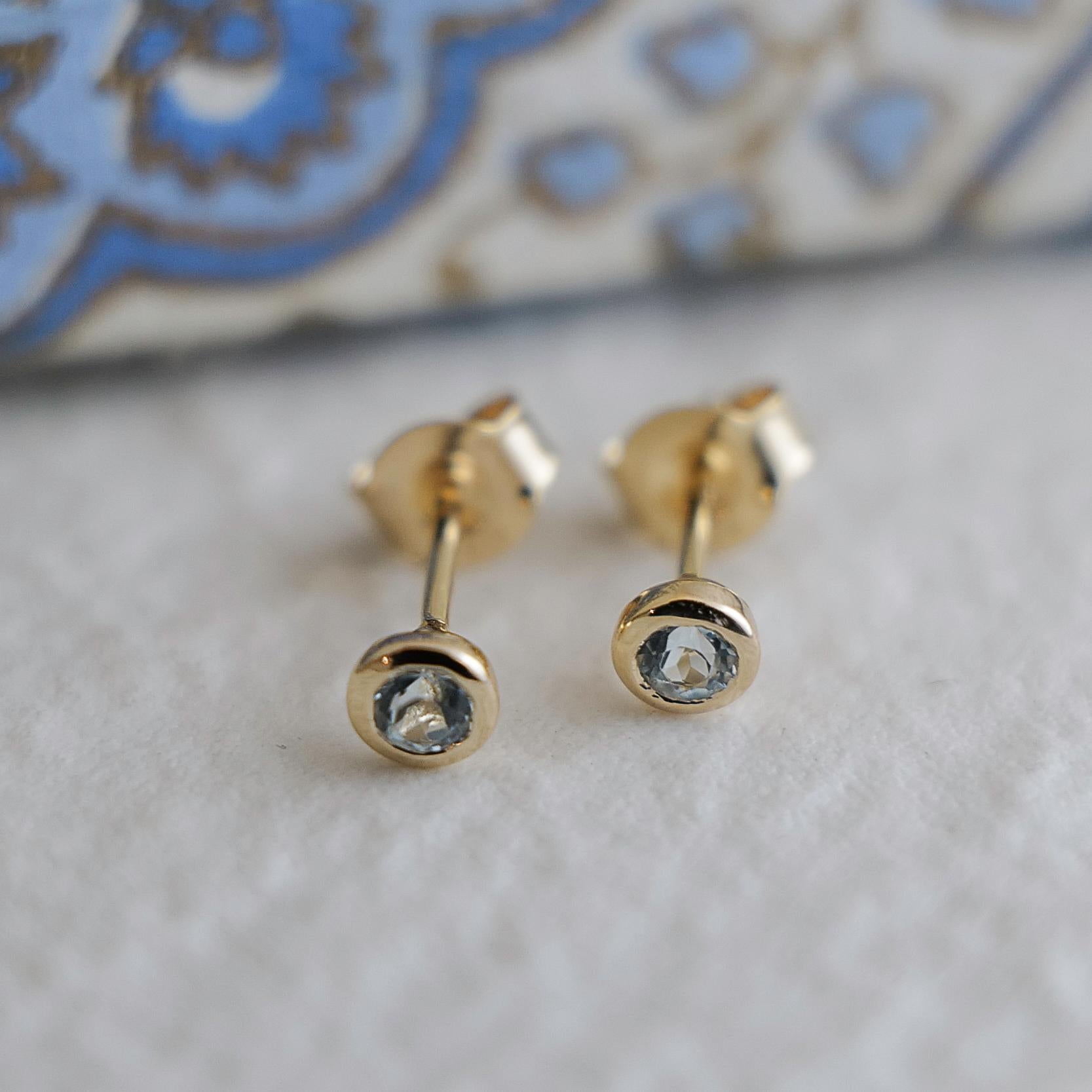 3mm Blue Topaz Gold Plated Sterling Silver Stud Earrings In New Condition For Sale In Oslo, 03