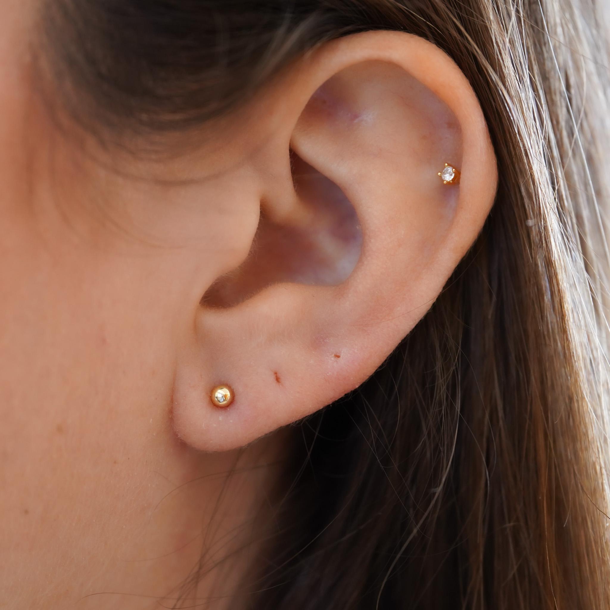 3mm Classic 14K Solid Gold Ball Small Stud Earrings In Screw Backs For Sale 2