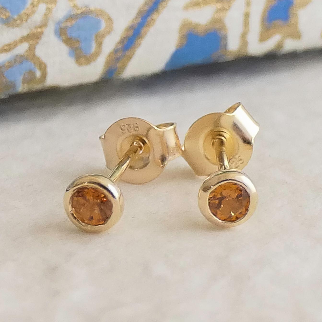 3mm Hessonite Garnet Gold Plated Sterling Silver Stud Earrings In New Condition For Sale In Oslo, 03