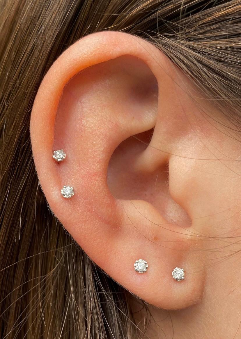 Schlichte und elegante Ohrstecker mit natürlichen Diamanten aus vergoldetem 925er Sterlingsilber (14 Karat) für eine lange Lebensdauer und einen dauerhaften Gebrauch. Push-Back-Verschluss mit 2 Dichtigkeitsstufen für zusätzliche Vielseitigkeit und