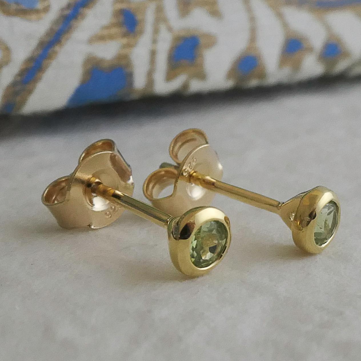 3mm Peridot  Gold Plated Sterling Silver Stud Earrings In New Condition For Sale In Oslo, 03