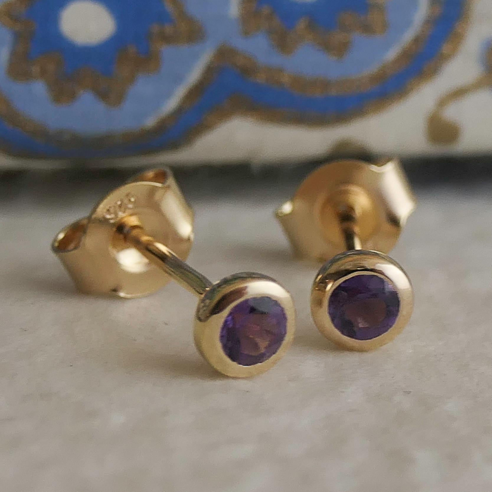 Granato Rodolte rotondo sfaccettato da 3 mm  è incastonato in argento sterling placcato oro. Il diametro degli orecchini è di circa 4 mm. 