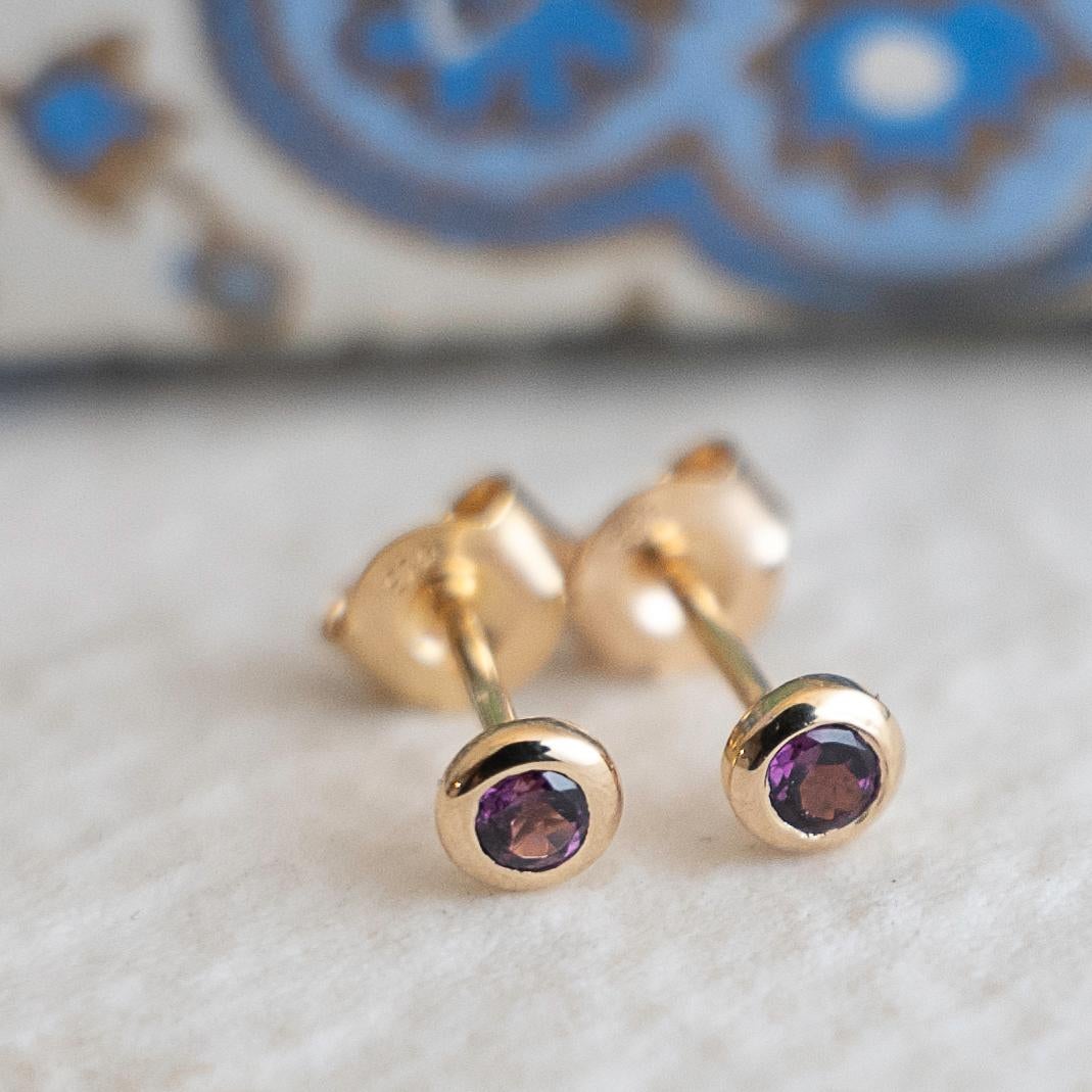 Taglio rotondo Orecchini a perno in argento placcato oro con granato rodolite da 3 mm in vendita