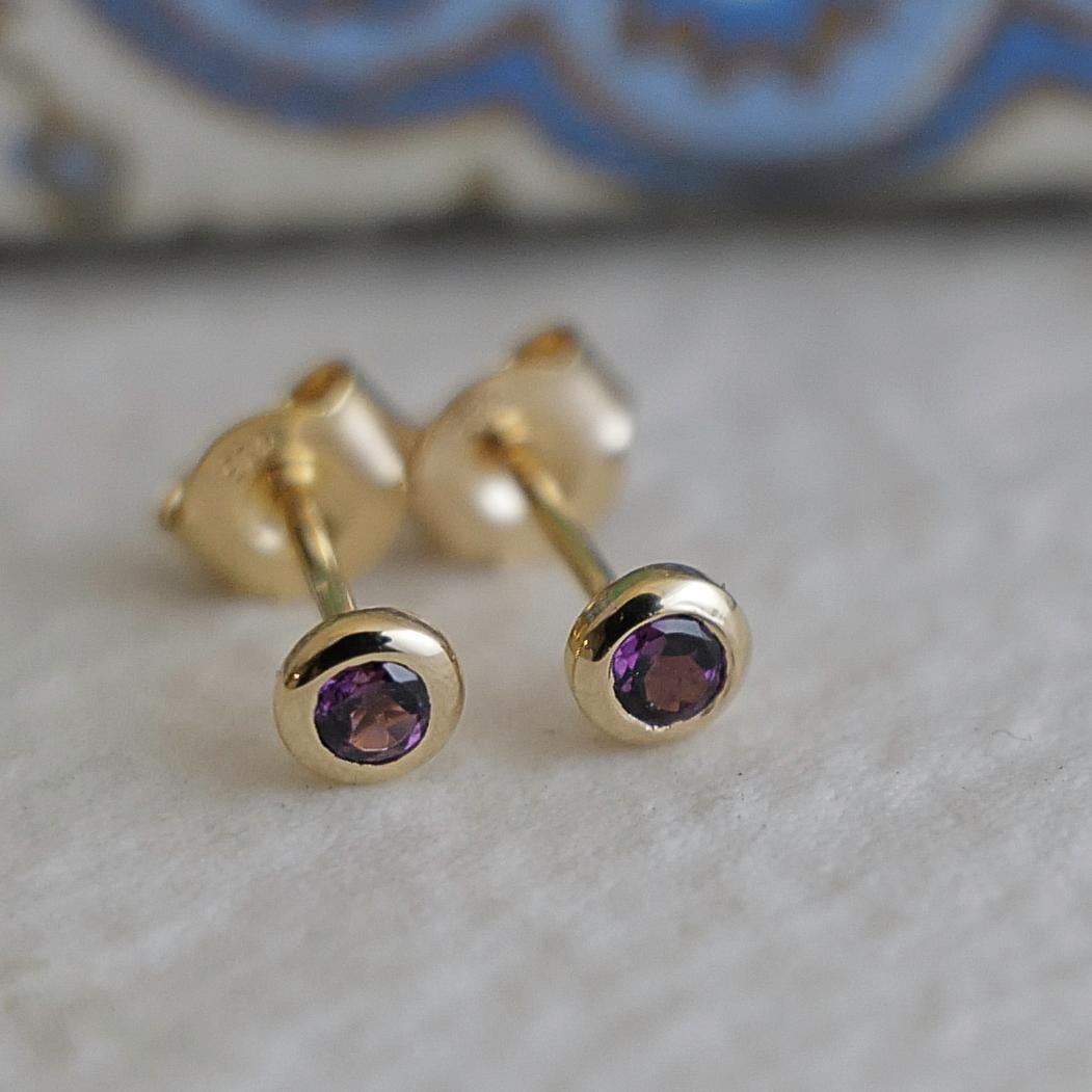 Orecchini a perno in argento placcato oro con granato rodolite da 3 mm In condizioni Nuovo in vendita a Oslo, 03