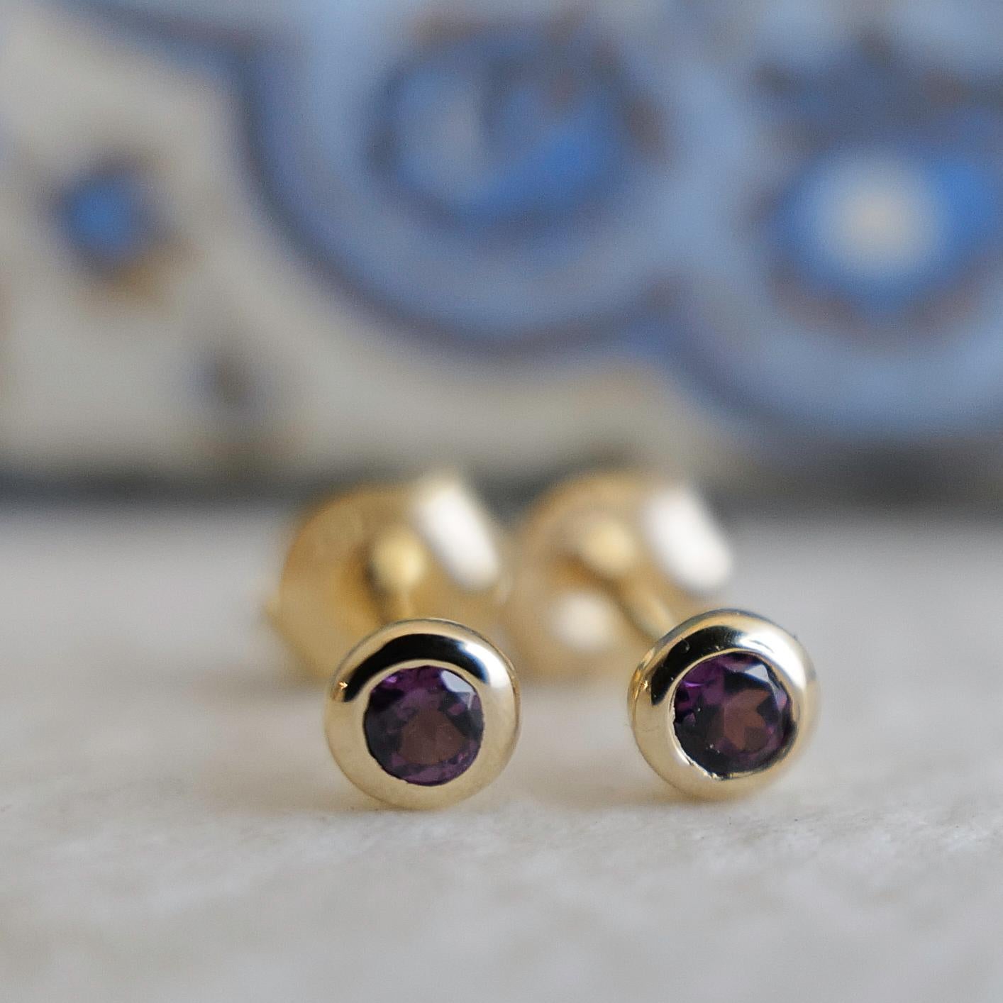 Donna Orecchini a perno in argento placcato oro con granato rodolite da 3 mm in vendita