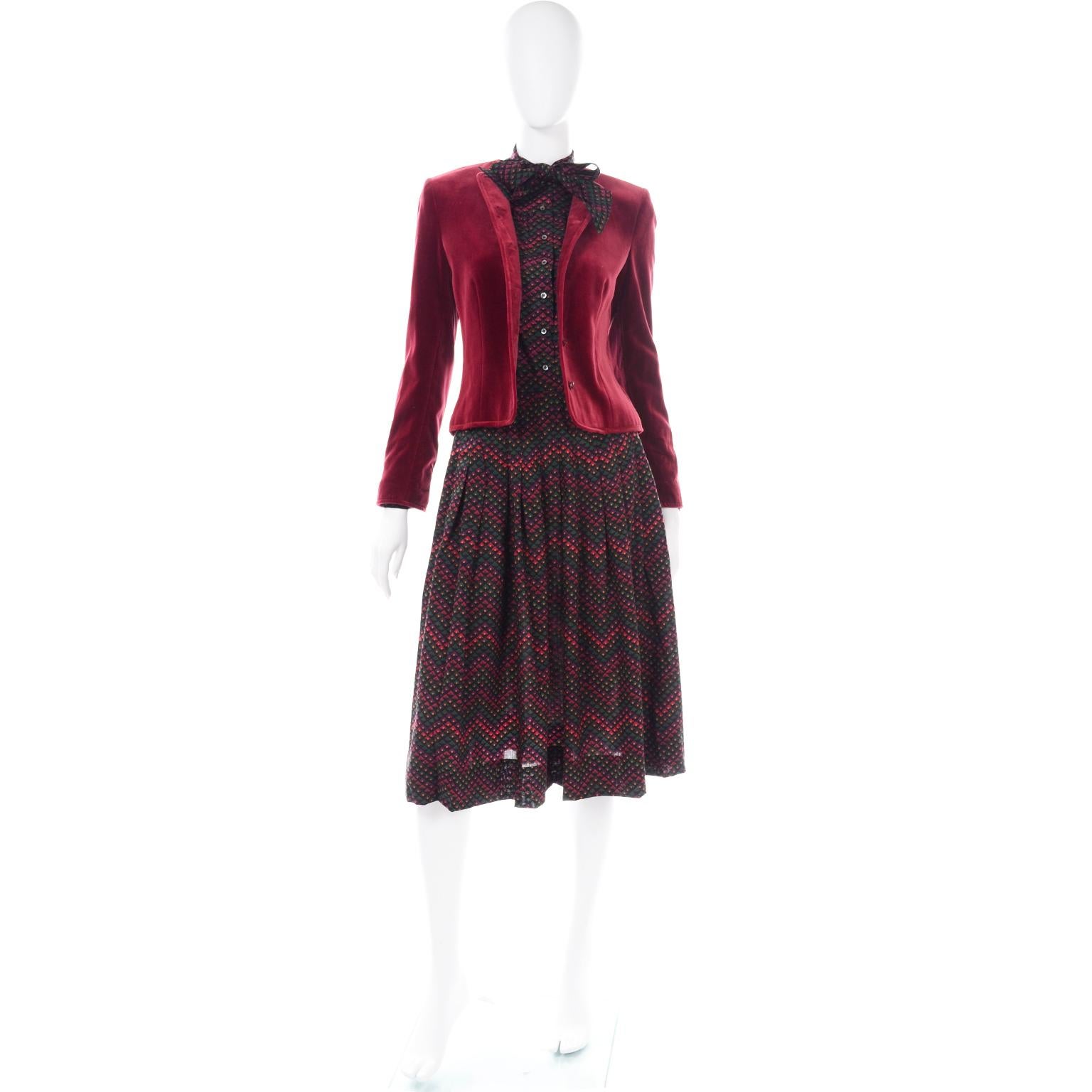 3pc Jaeger Burgundy Velvet Jacket w/  Blouse en laine imprimée Top With & Skirt Suit Excellent état - En vente à Portland, OR