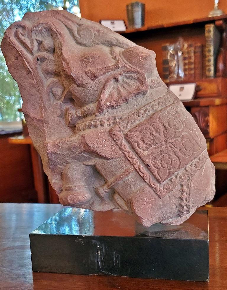 Éléphant en pierre de sable rouge du 3e siècle en vente 2