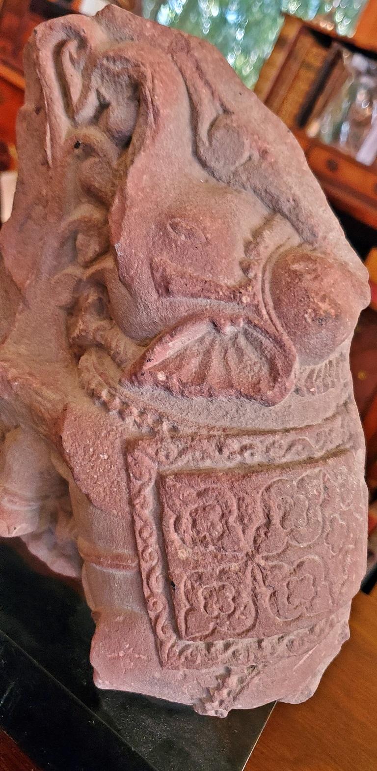 Éléphant en pierre de sable rouge du 3e siècle en vente 3