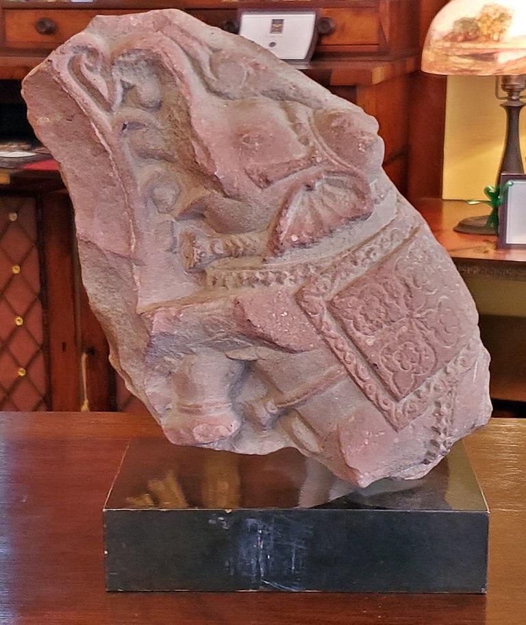 Médiéval Éléphant en pierre de sable rouge du 3e siècle en vente