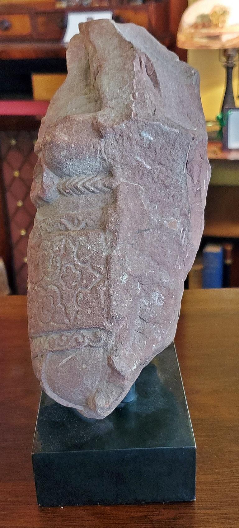 Éléphant en pierre de sable rouge du 3e siècle en vente 1