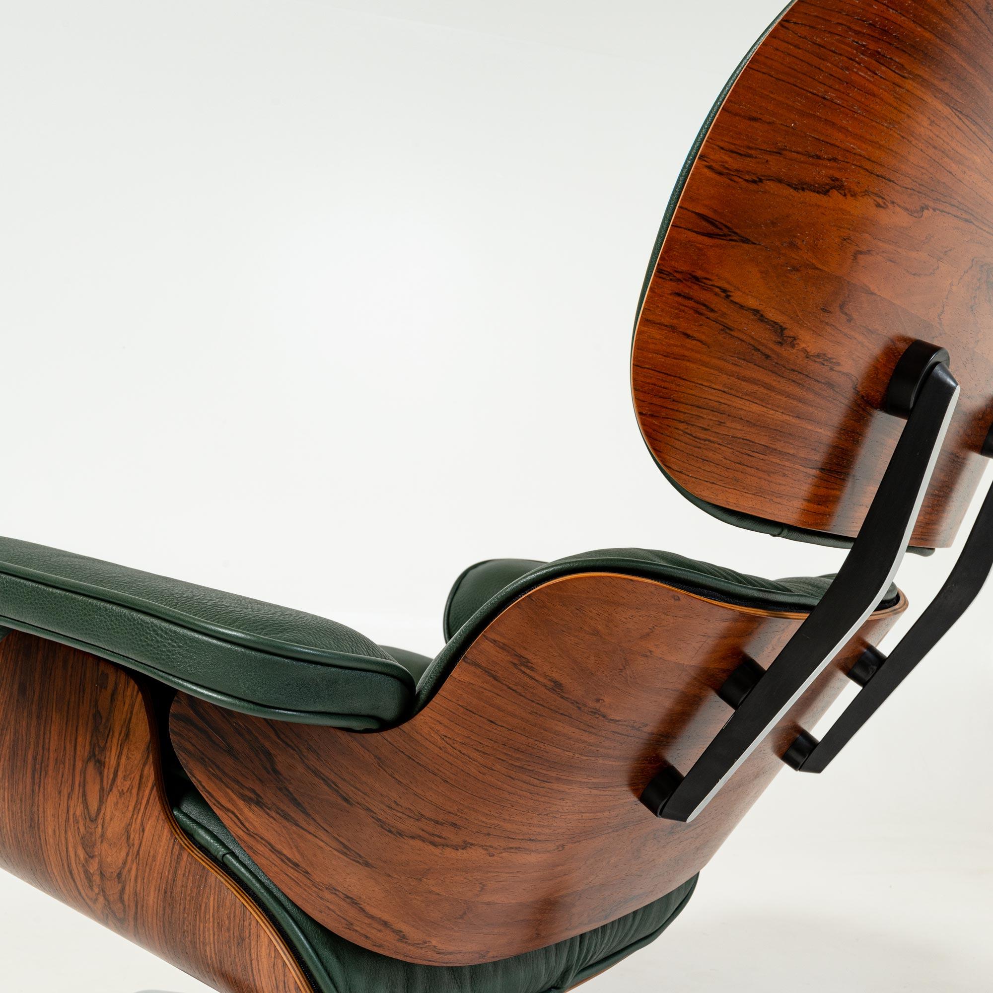 3rd Gen Eames Lounge Chair 670-671 in Elmo Baltique Forest Green Leather In Good Condition In Seattle, WA