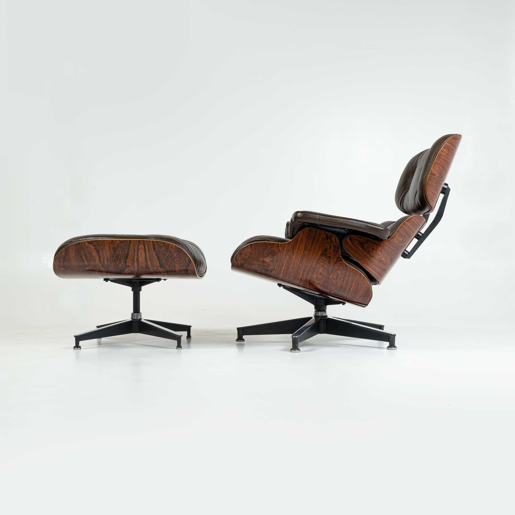 Vollständig restaurierter Eames Lounge Chair der 3. Generation aus Palisanderholz mit Ottomane und originalen schokoladenfarbenen Lederkissen. Der Stuhl wurde restauriert und mit Lack überzogen. Die Metallrahmenelemente wurden auf Hochglanz poliert.