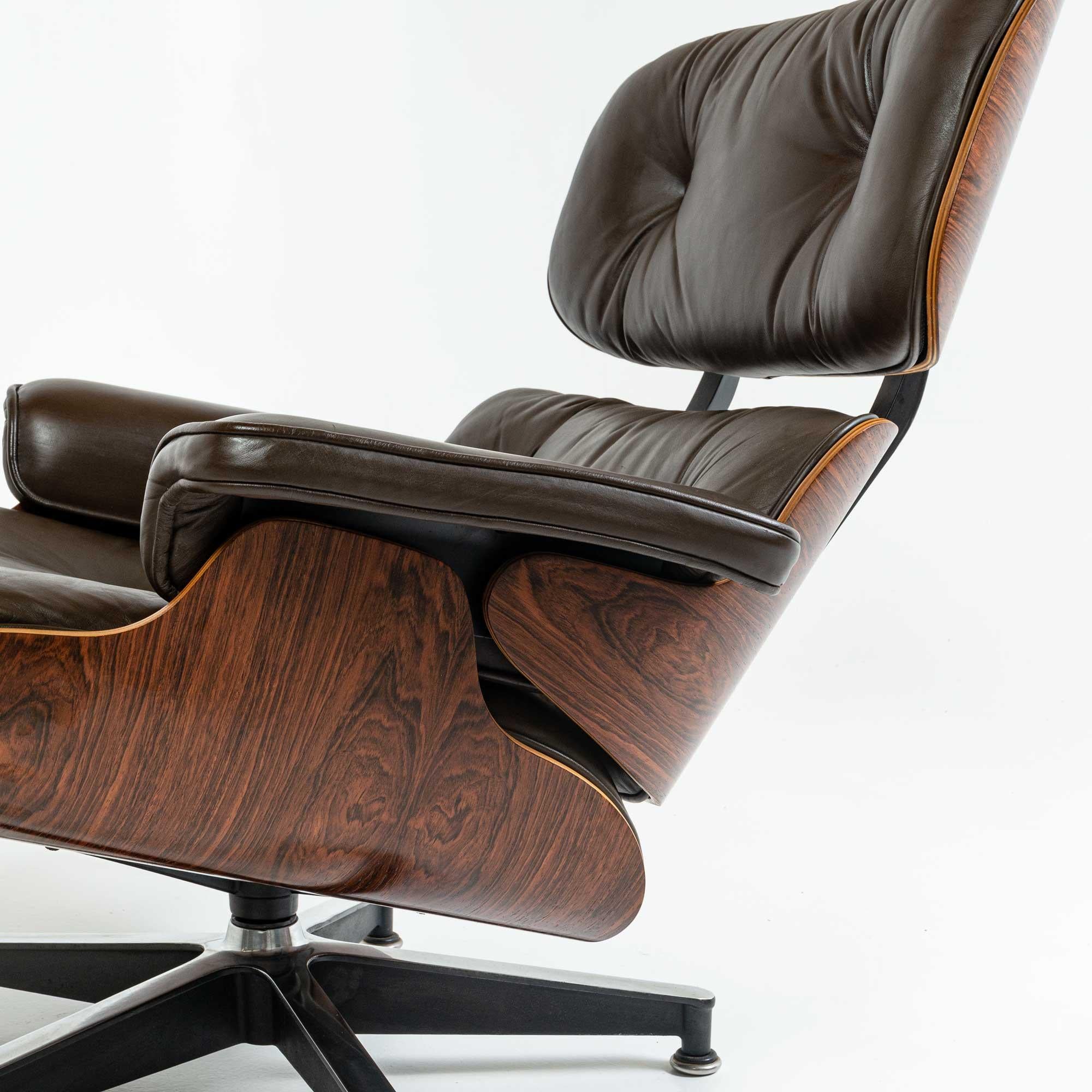 3rd Gen Eames Lounge Chair 670-671 in Original Chocolate Leather In Good Condition For Sale In Seattle, WA