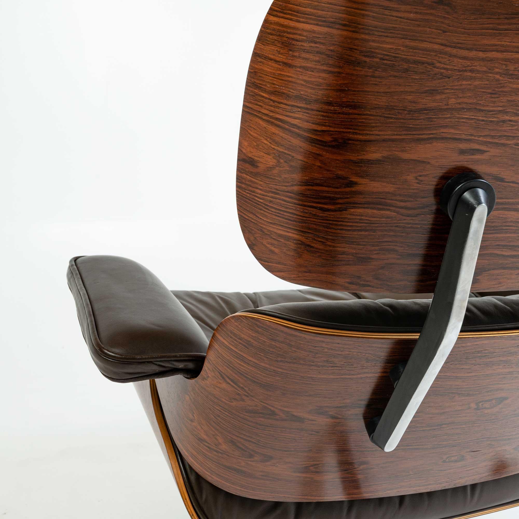 Late 20th Century 3rd Gen Eames Lounge Chair 670-671 in Original Chocolate Leather For Sale