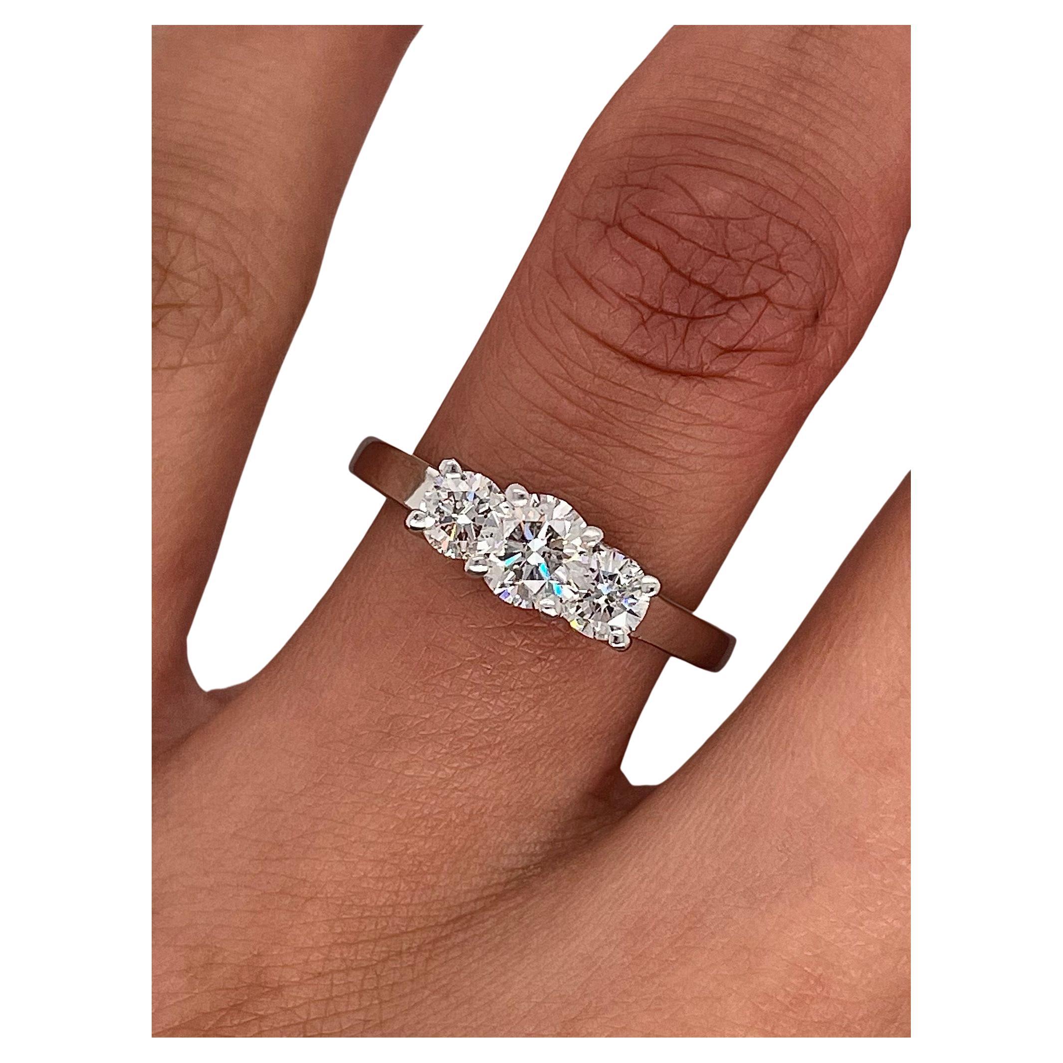 Bague de fiançailles à trois pierres en diamants ronds de 1,02 carat  en vente