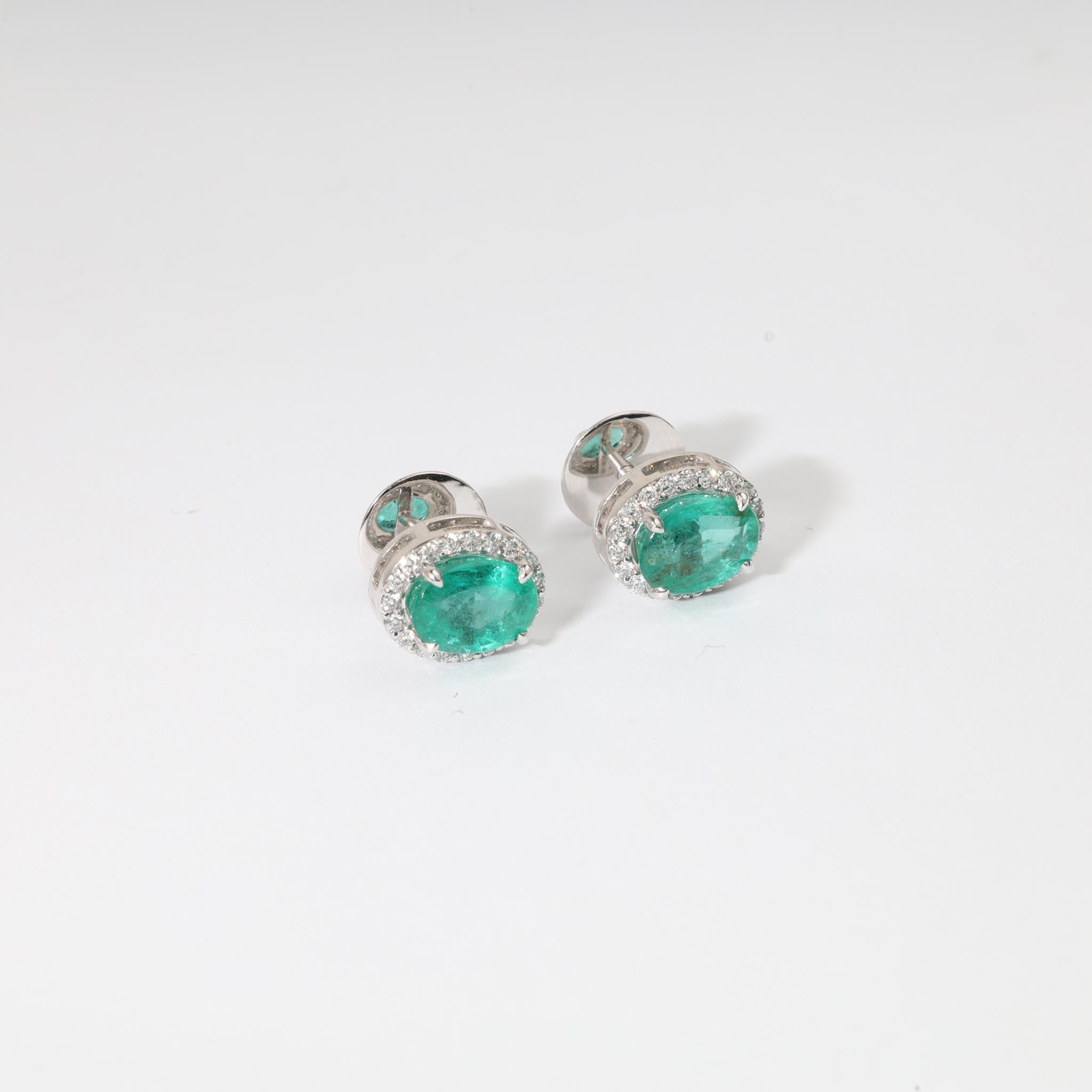 💎 Description du produit :
Chef-d'œuvre de sophistication intemporelle, ces boucles d'oreilles halo présentent l'harmonie parfaite de couleurs vives et d'un éclat radieux. Chaque boucle d'oreille est ornée d'une émeraude naturelle de 1,44 carat de