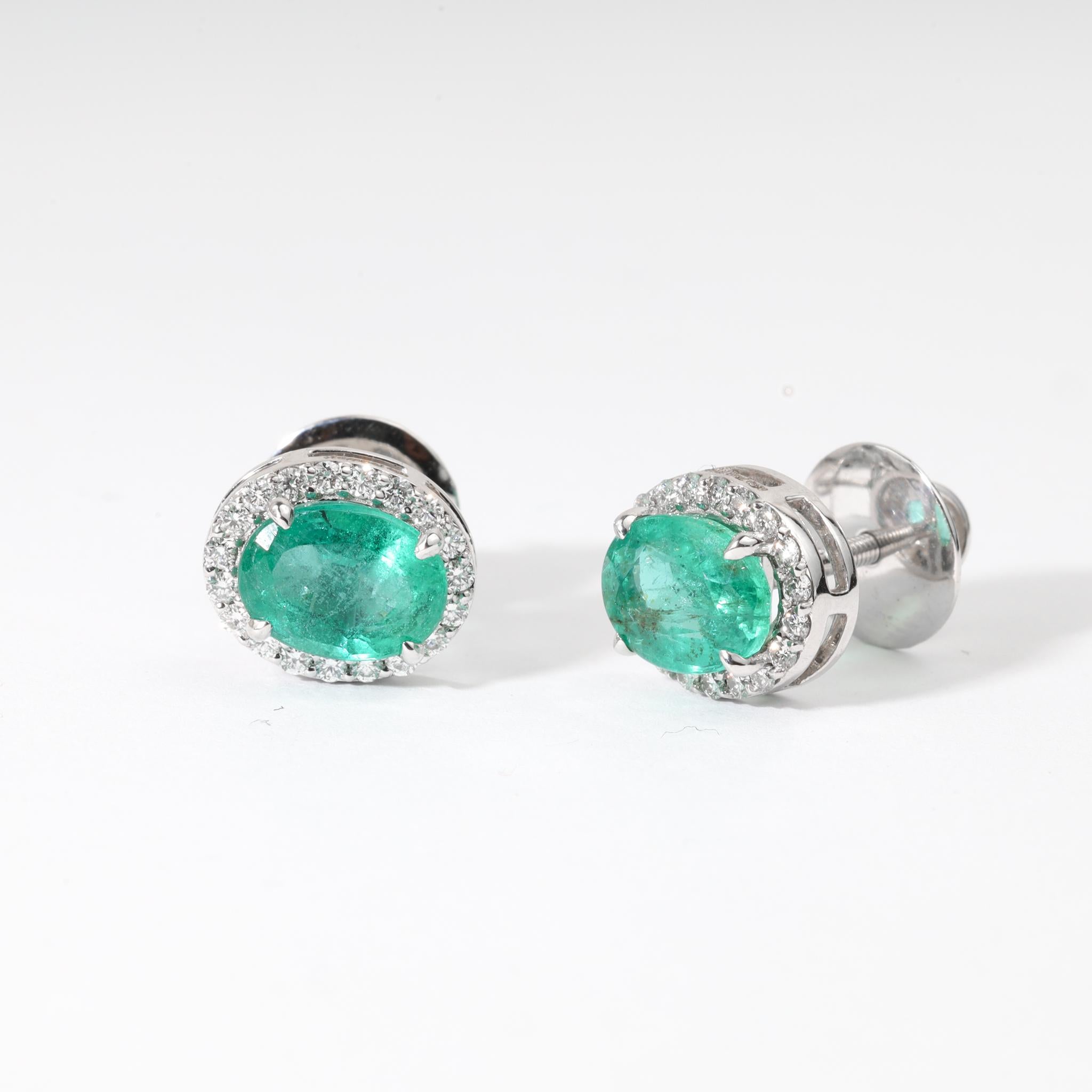 Art déco Boucles d'oreilles halo en or blanc 18 carats, émeraudes et diamants de taille ovale naturelle de 3tcw en vente