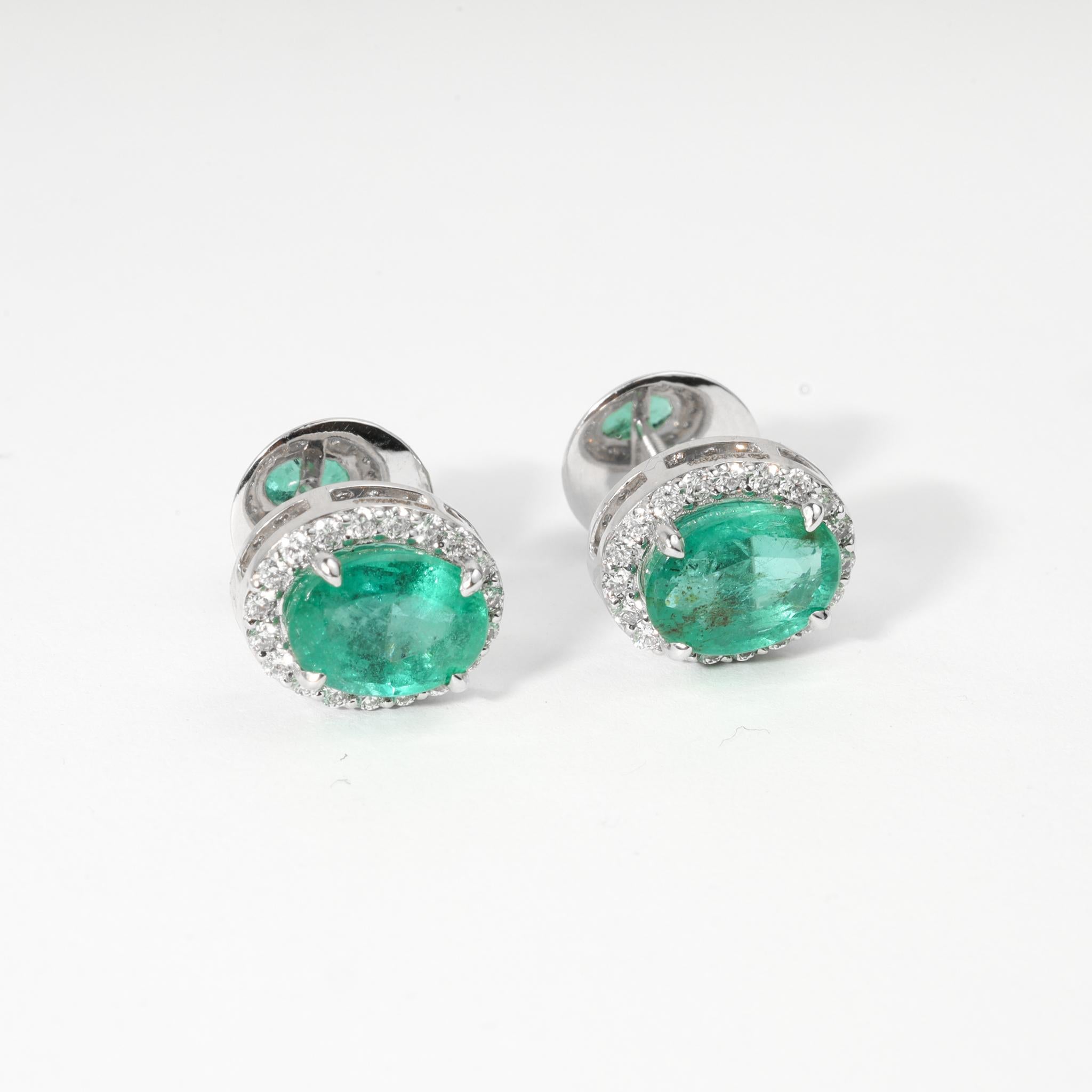 Taille ovale Boucles d'oreilles halo en or blanc 18 carats, émeraudes et diamants de taille ovale naturelle de 3tcw en vente