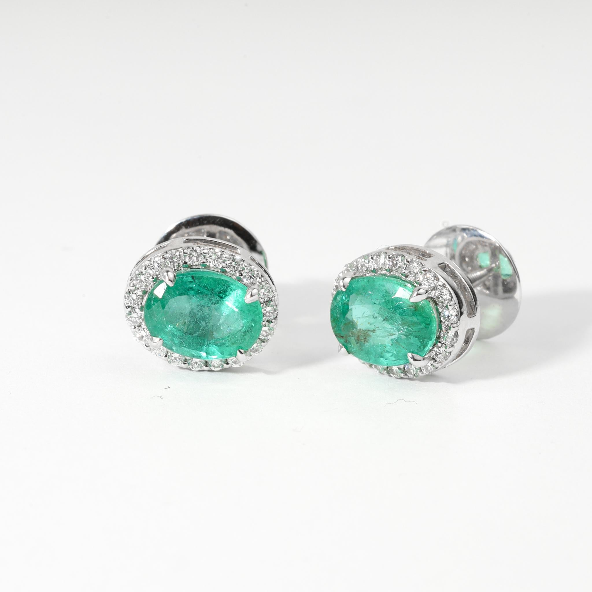 Boucles d'oreilles halo en or blanc 18 carats, émeraudes et diamants de taille ovale naturelle de 3tcw Neuf - En vente à Jaipur, RJ