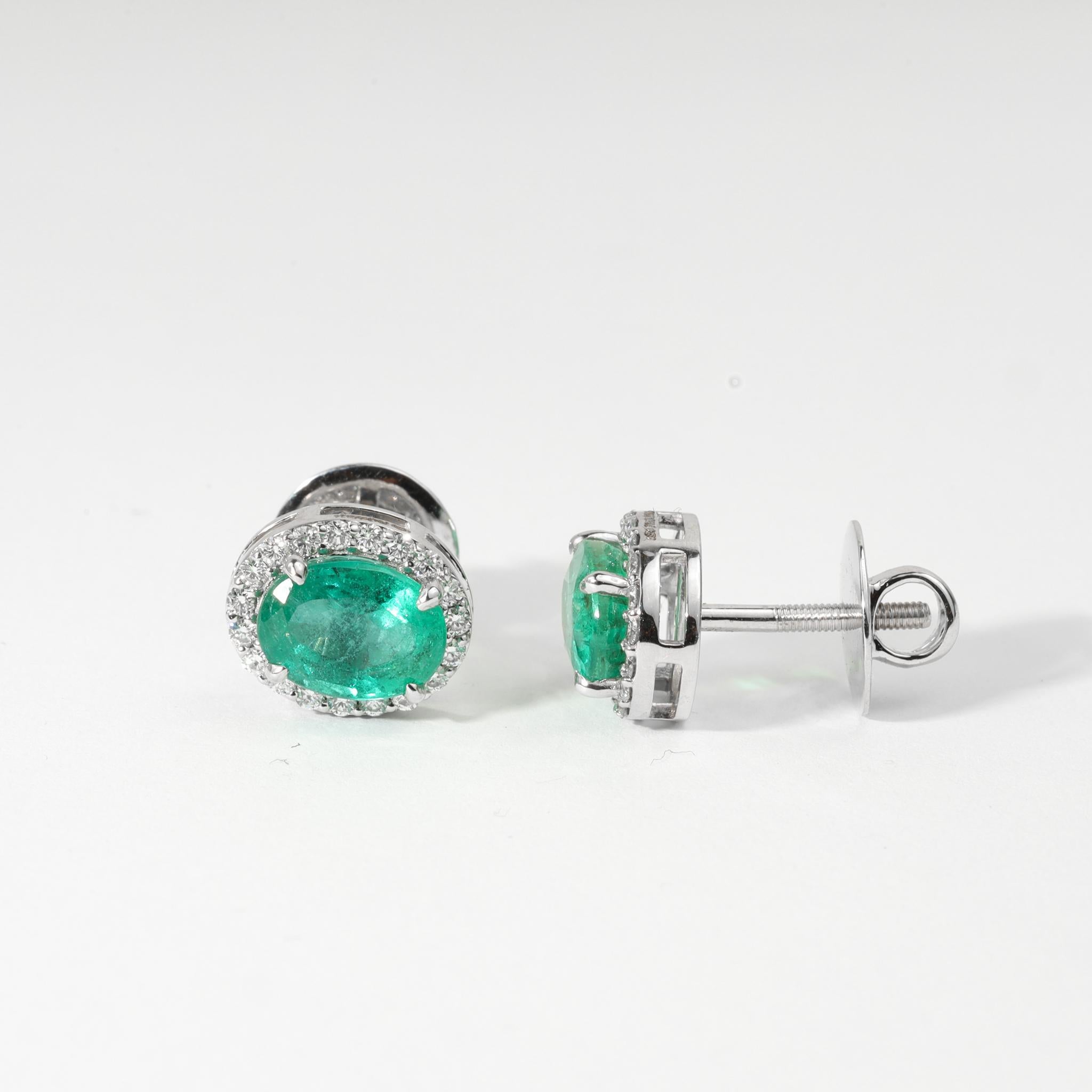 Boucles d'oreilles halo en or blanc 18 carats, émeraudes et diamants de taille ovale naturelle de 3tcw Pour femmes en vente