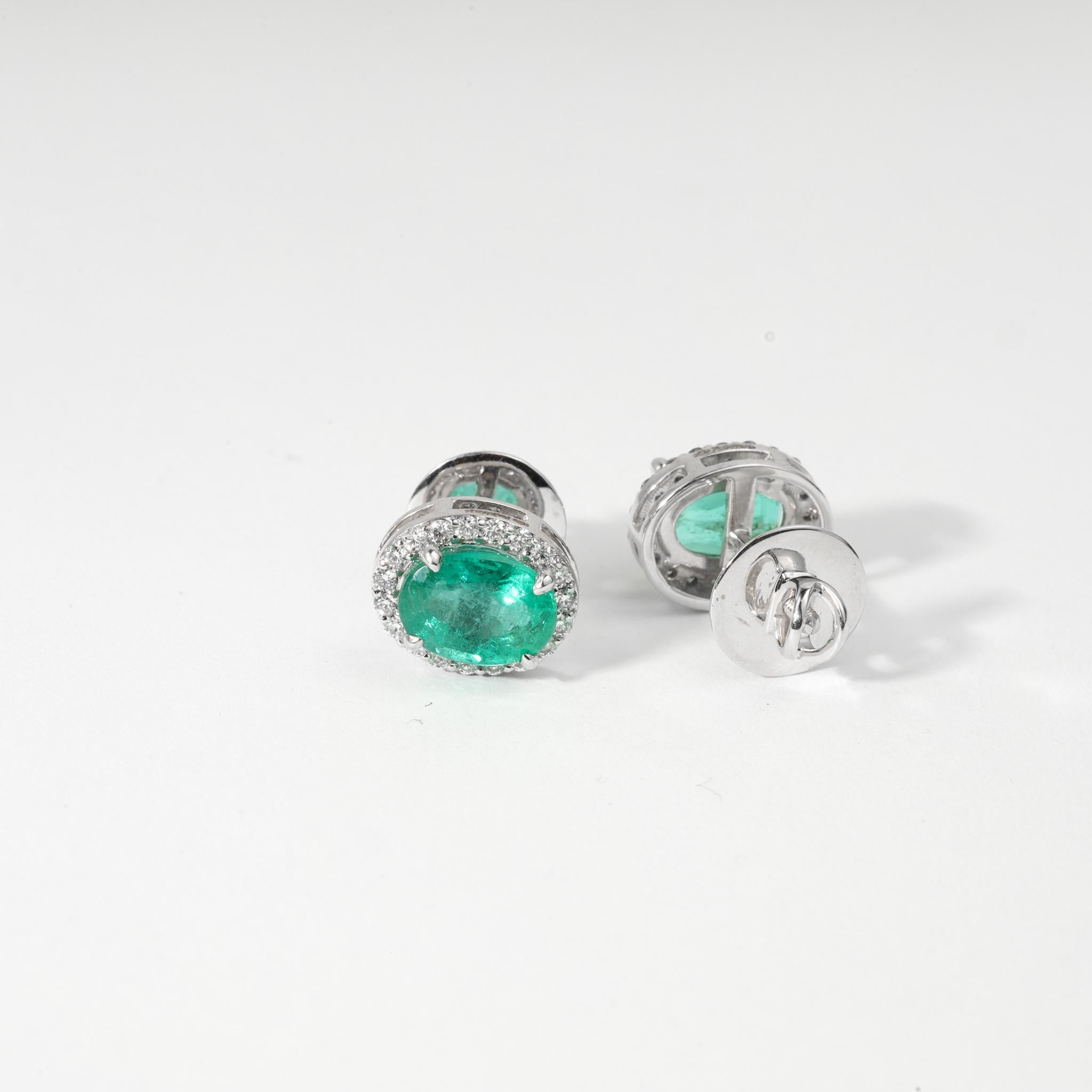 Boucles d'oreilles halo en or blanc 18 carats, émeraudes et diamants de taille ovale naturelle de 3tcw en vente 1