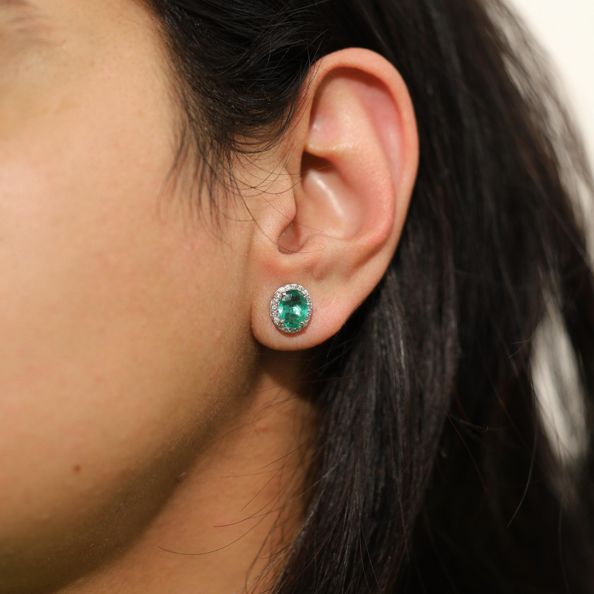 Boucles d'oreilles halo en or blanc 18 carats, émeraudes et diamants de taille ovale naturelle de 3tcw en vente 2