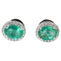 Boucles d'oreilles halo en or blanc 18 carats, émeraudes et diamants de taille ovale naturelle de 3tcw